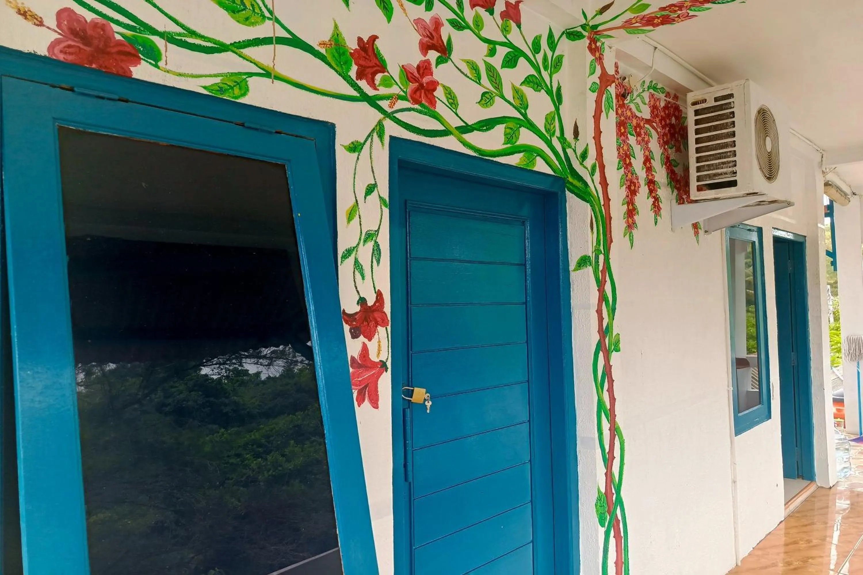 Facade/entrance in Aloha Beach House