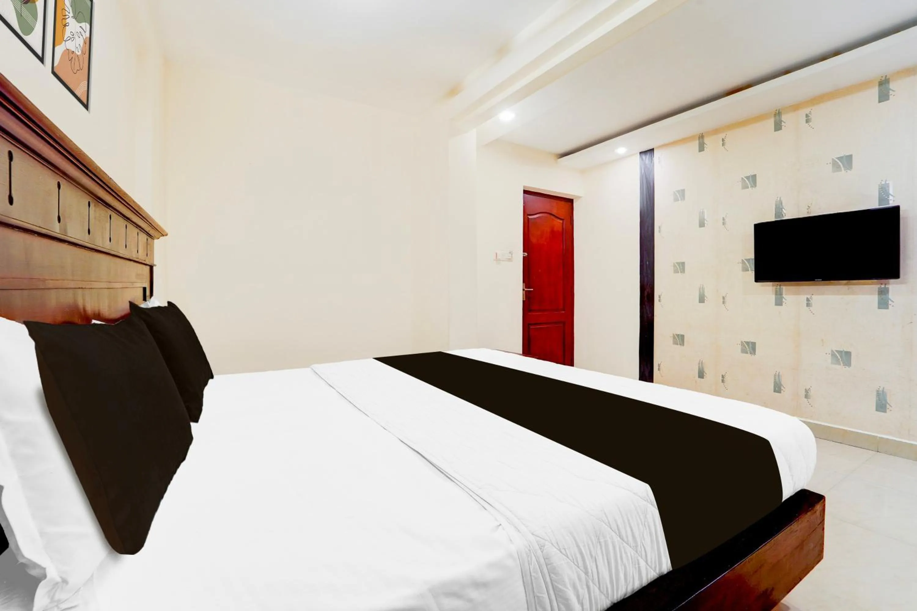 Bedroom, Bed in Super Hotel O DH Road Ernakulam