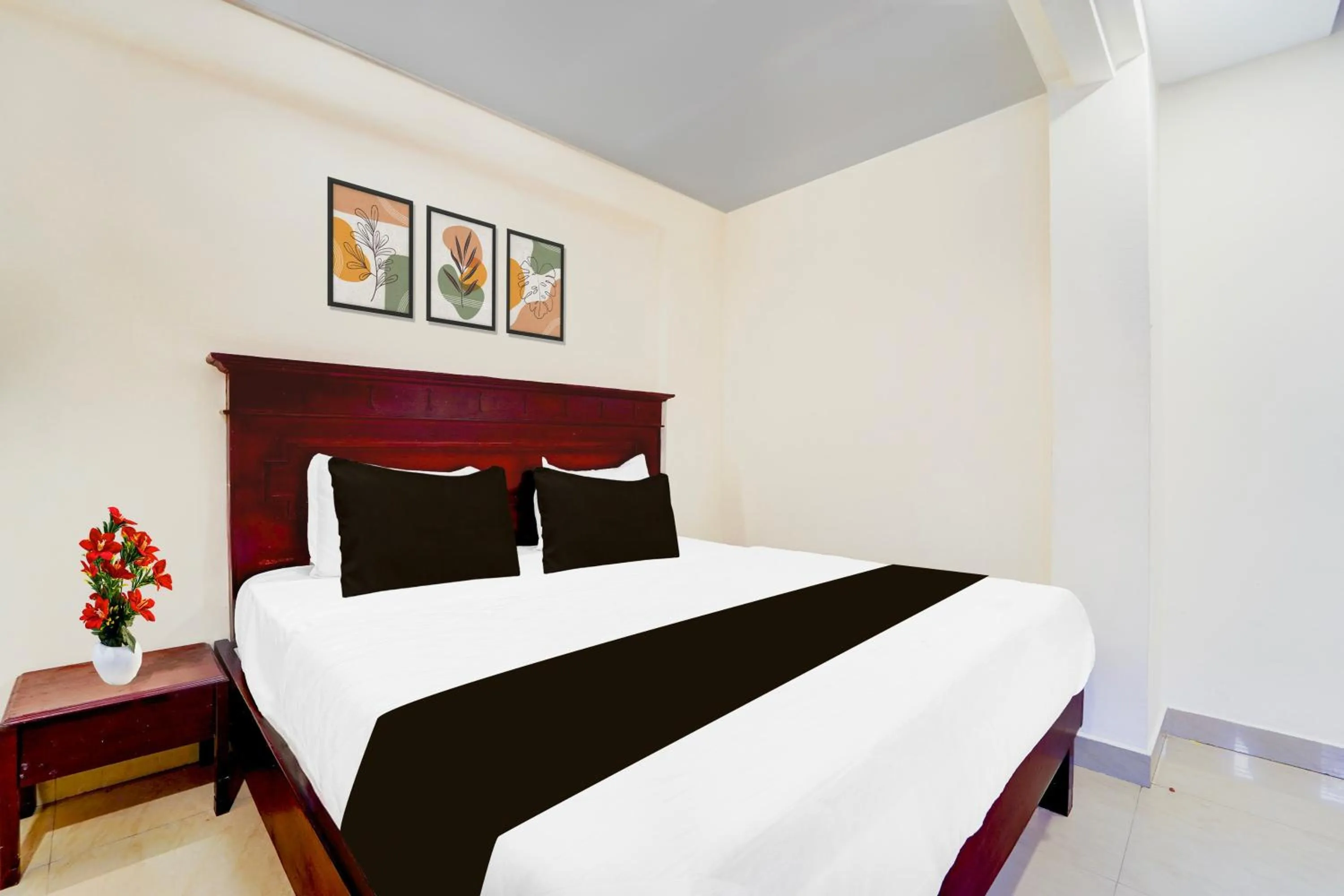 Bedroom, Bed in Super Hotel O DH Road Ernakulam