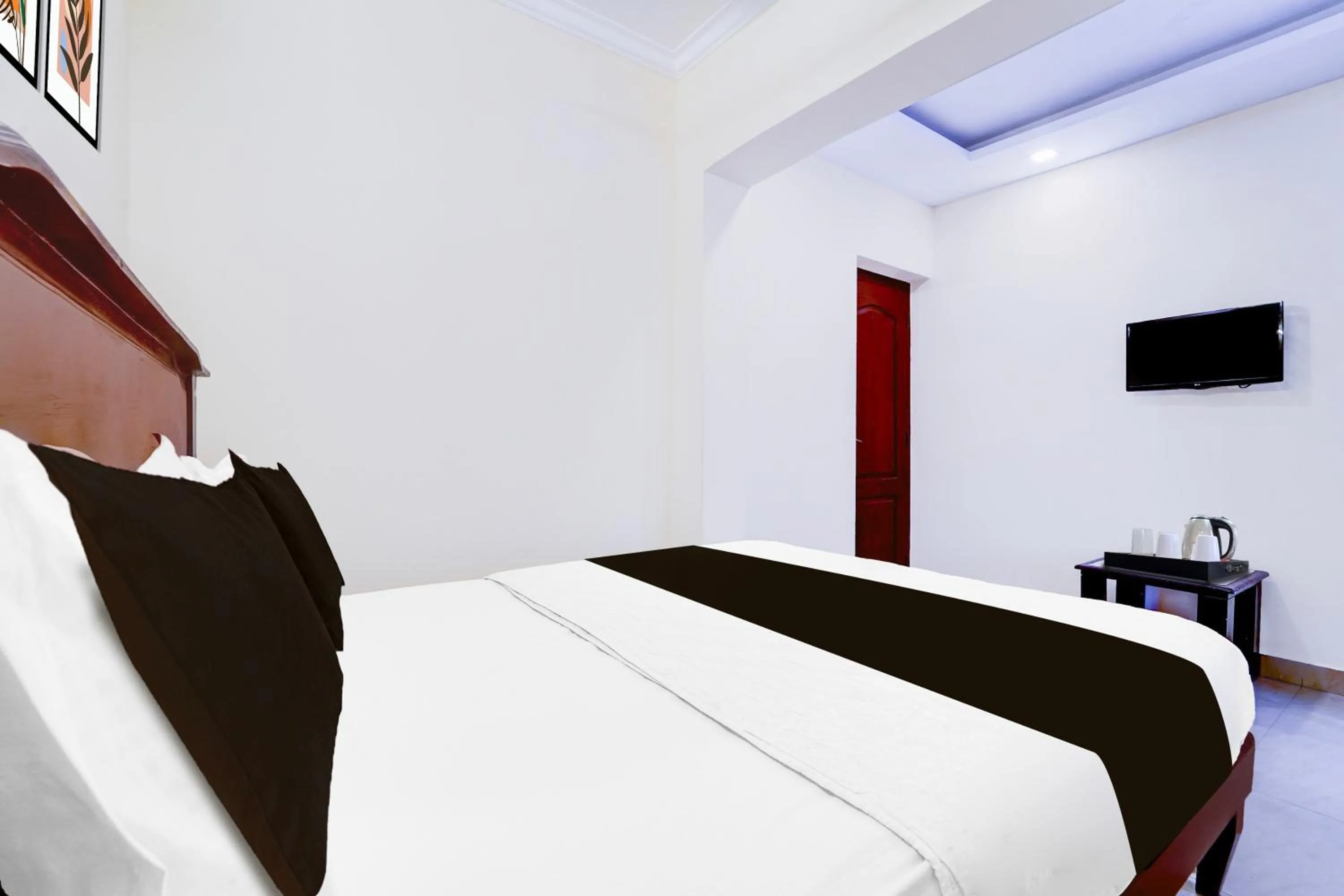 Bedroom, Bed in Super Hotel O DH Road Ernakulam