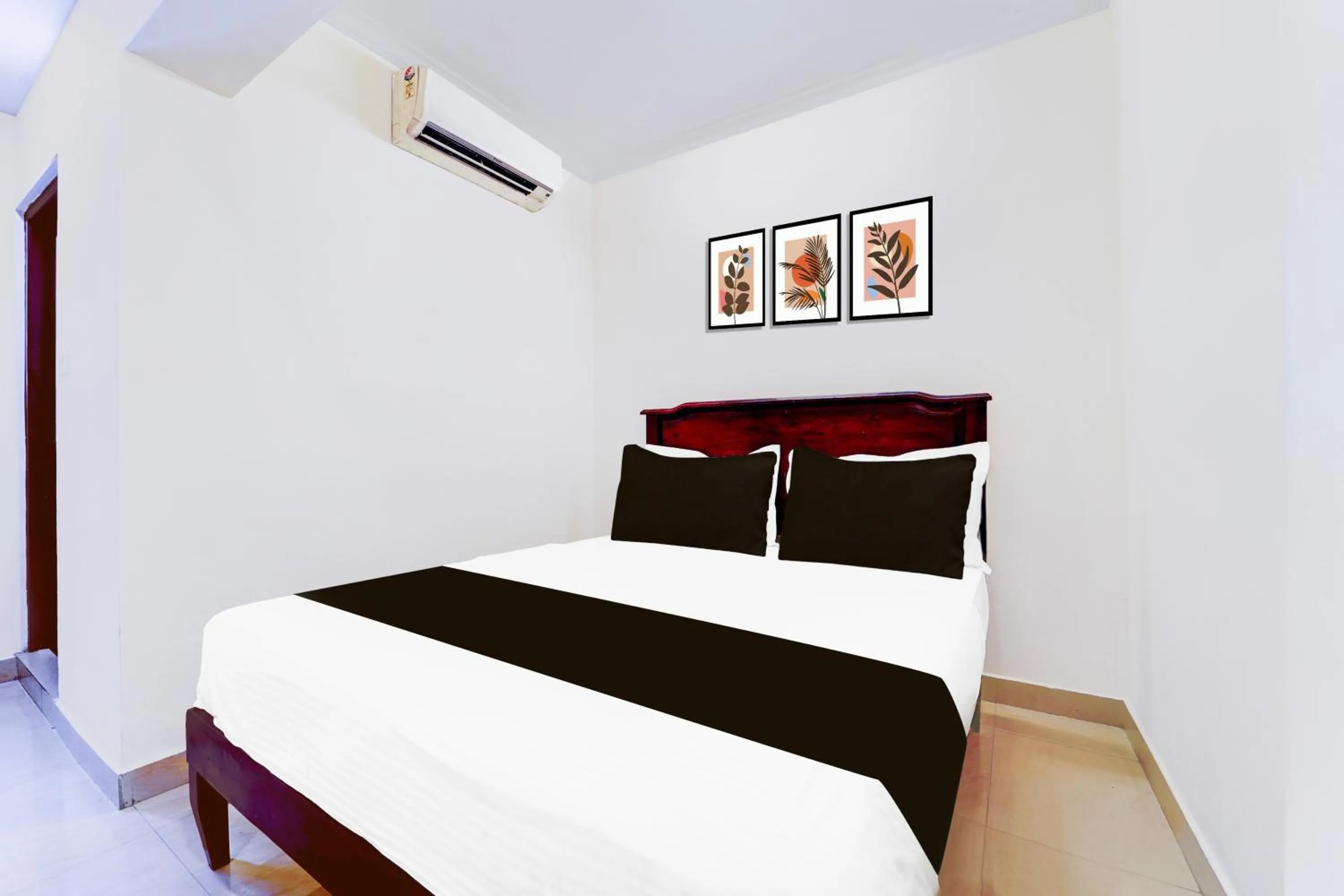 Bedroom, Bed in Super Hotel O DH Road Ernakulam