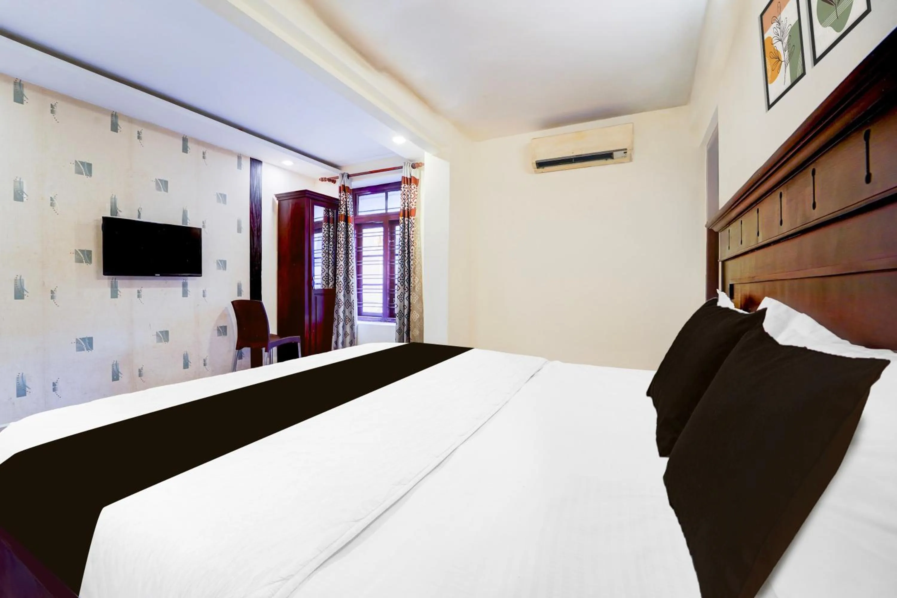 Bedroom, Bed in Super Hotel O DH Road Ernakulam