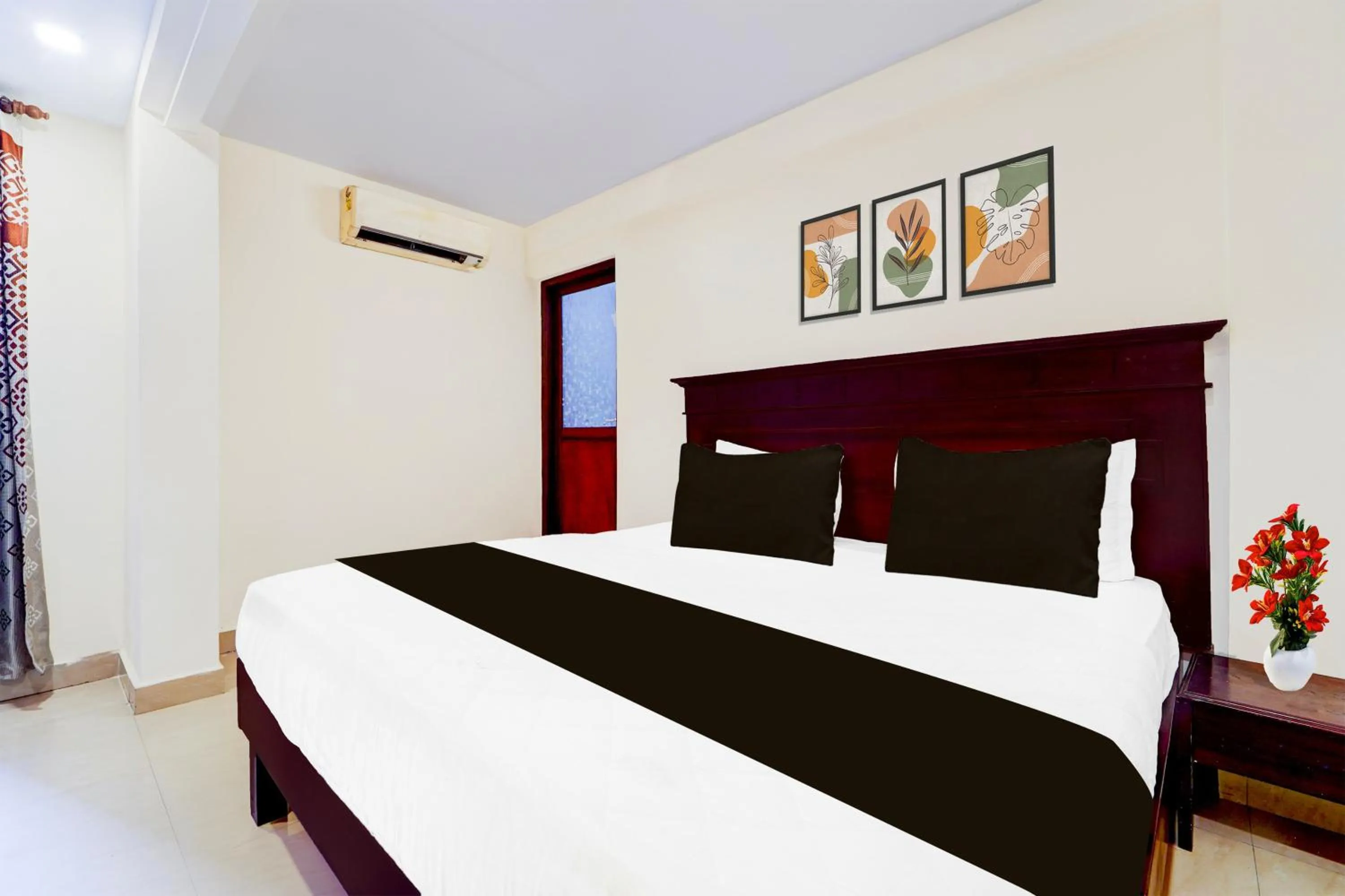 Bedroom, Bed in Super Hotel O DH Road Ernakulam