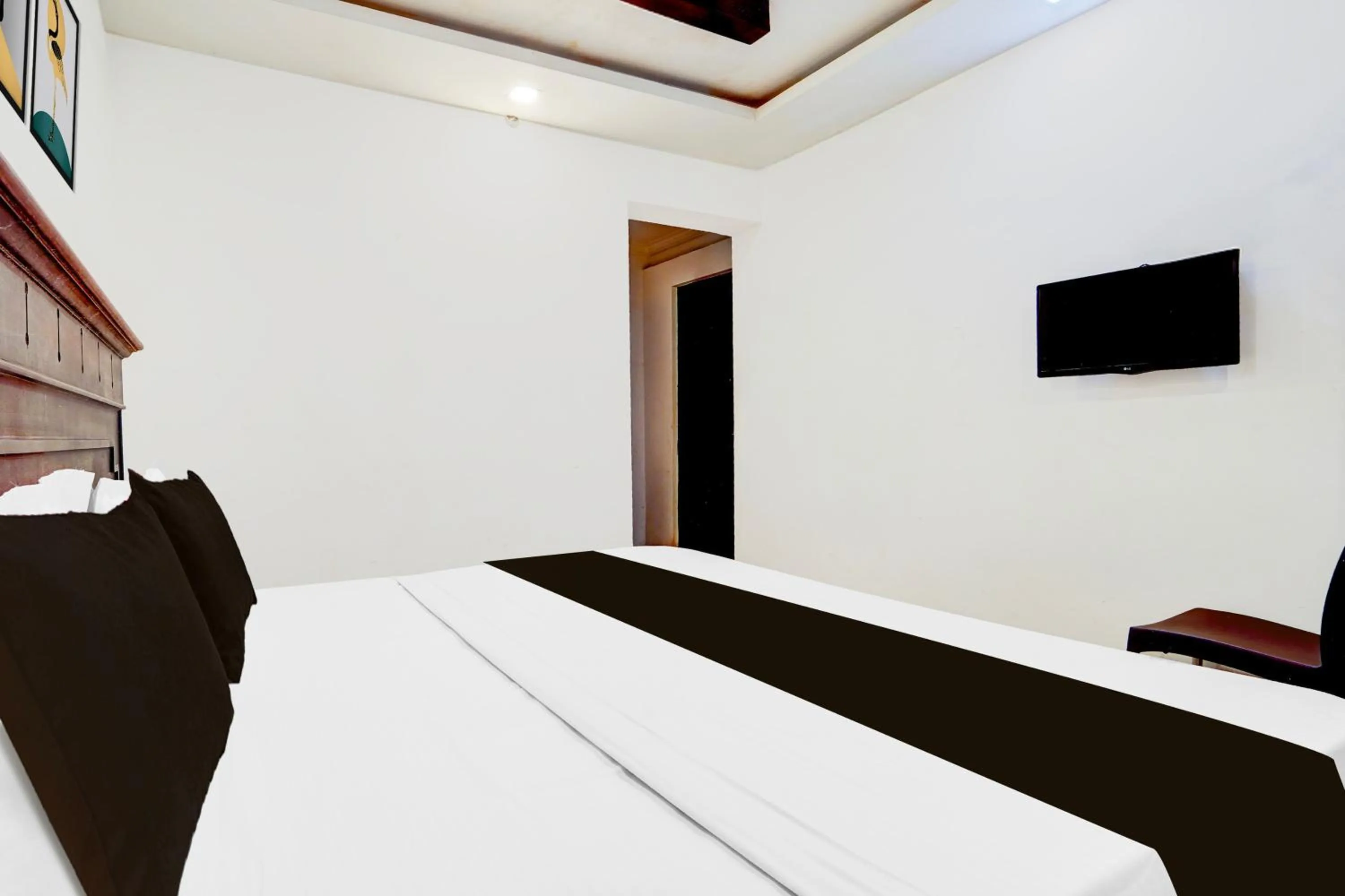 Bedroom, Bed in Super Hotel O DH Road Ernakulam