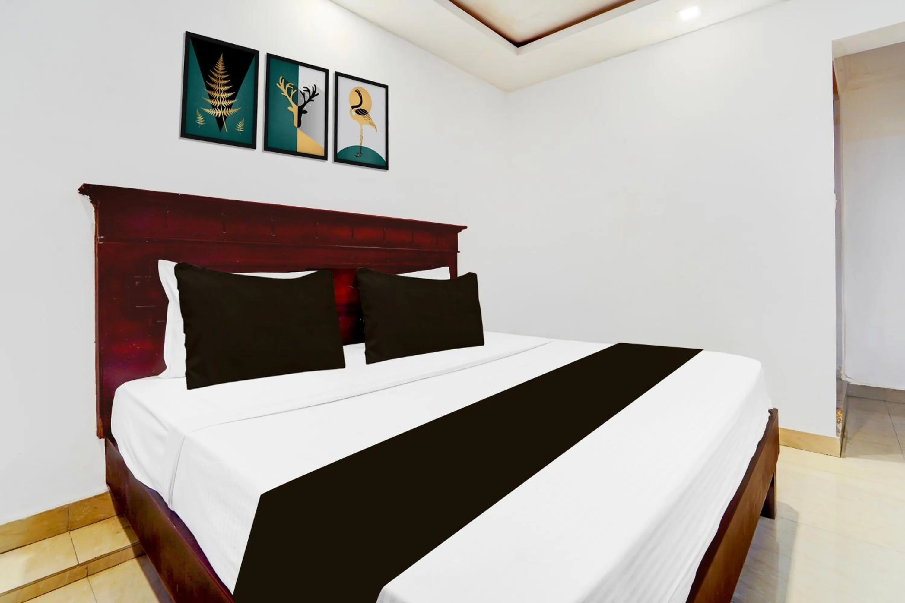 Bedroom, Bed in Super Hotel O DH Road Ernakulam