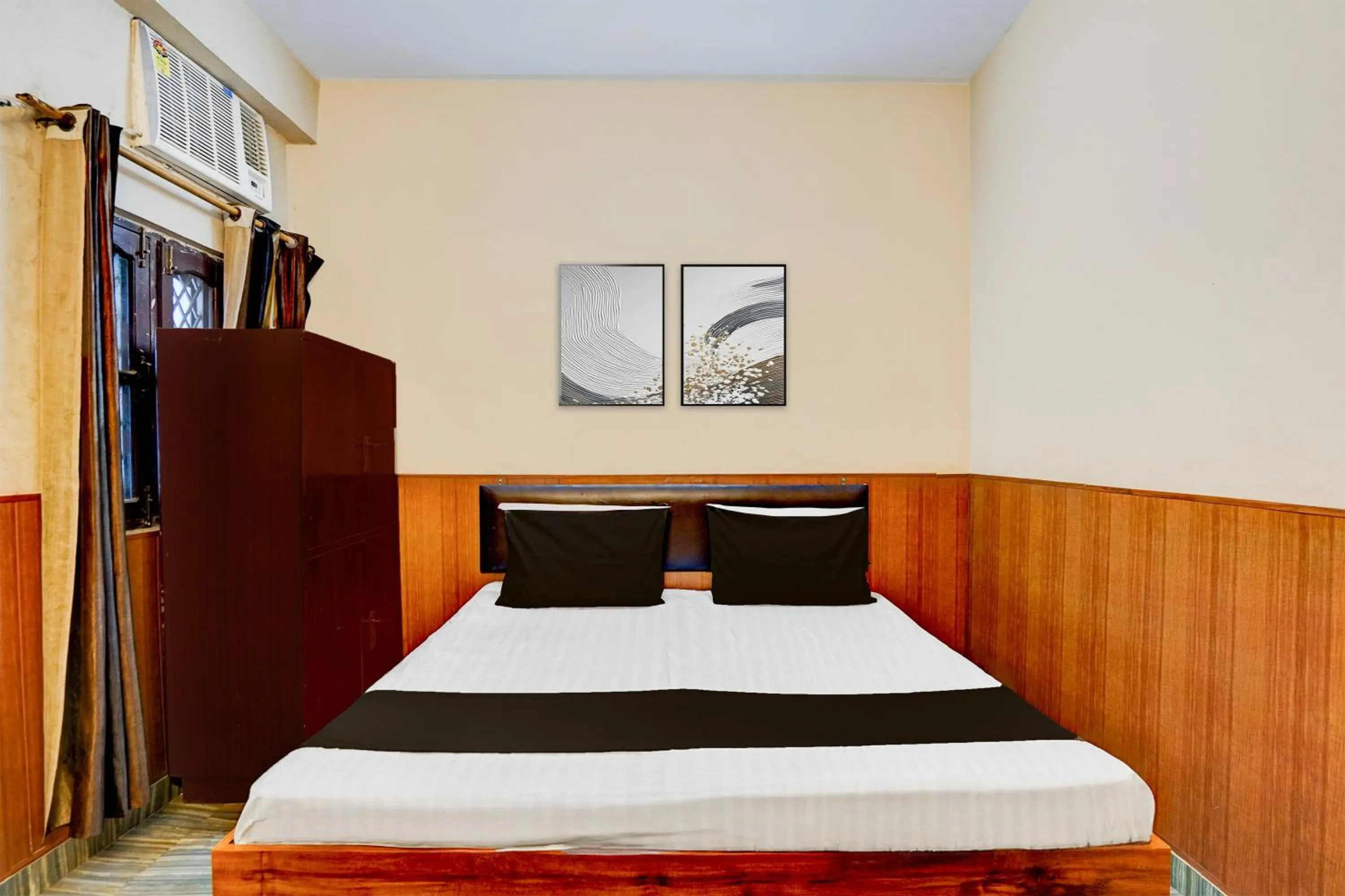 Bedroom, Bed in Hotel O Dehradun City Centre