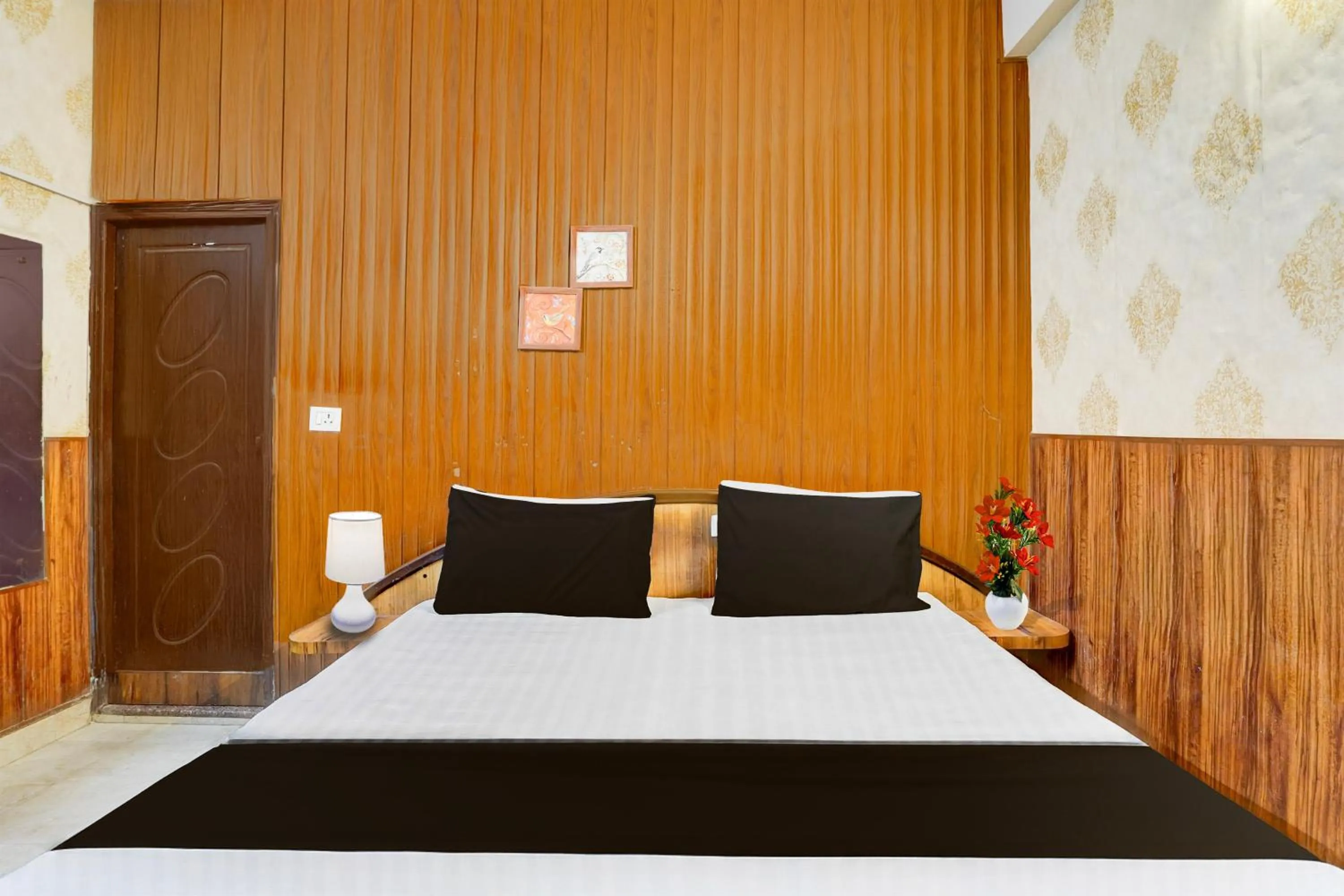 Bedroom, Bed in Hotel O Dehradun City Centre