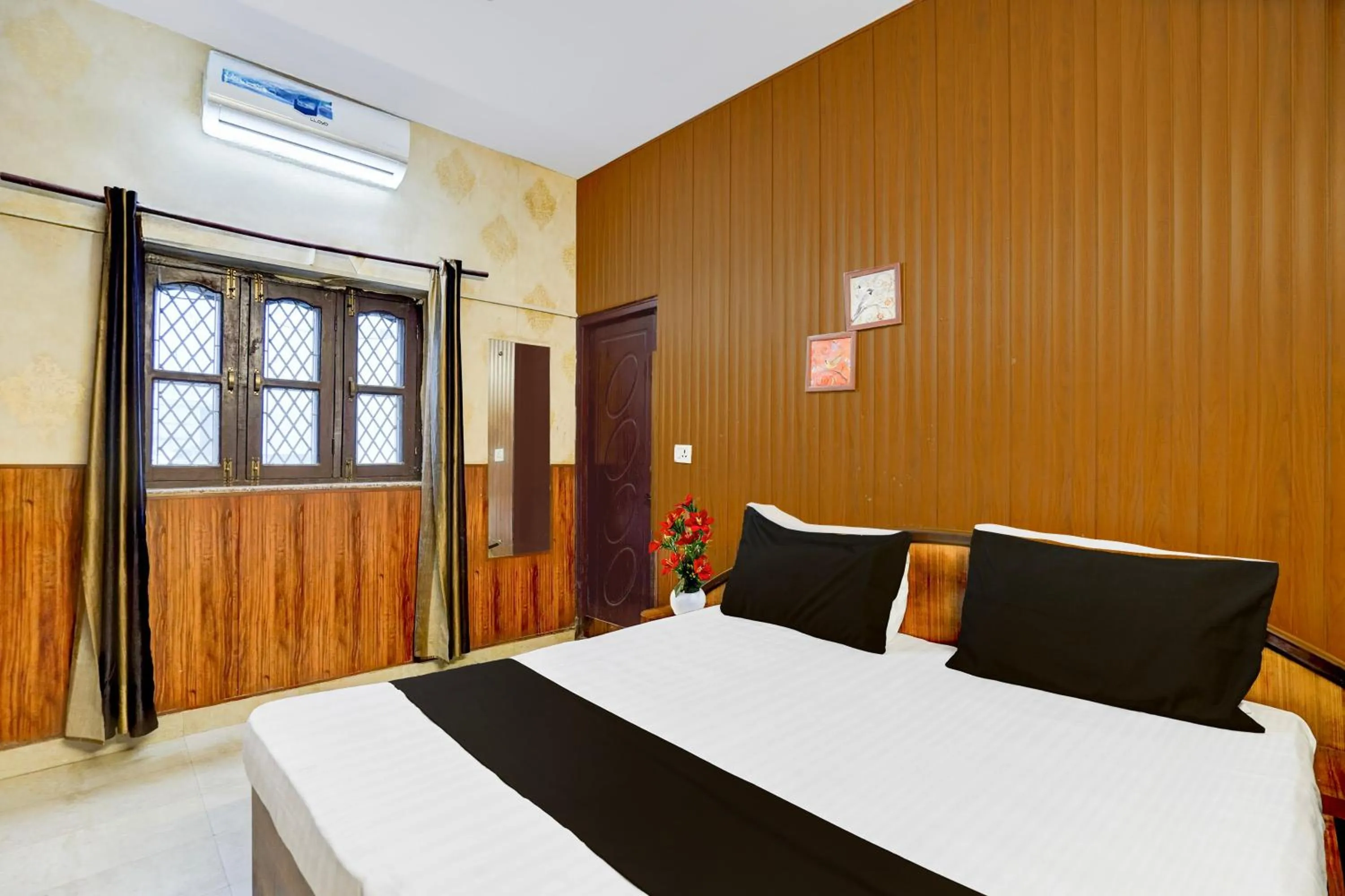 Bedroom, Bed in Hotel O Dehradun City Centre