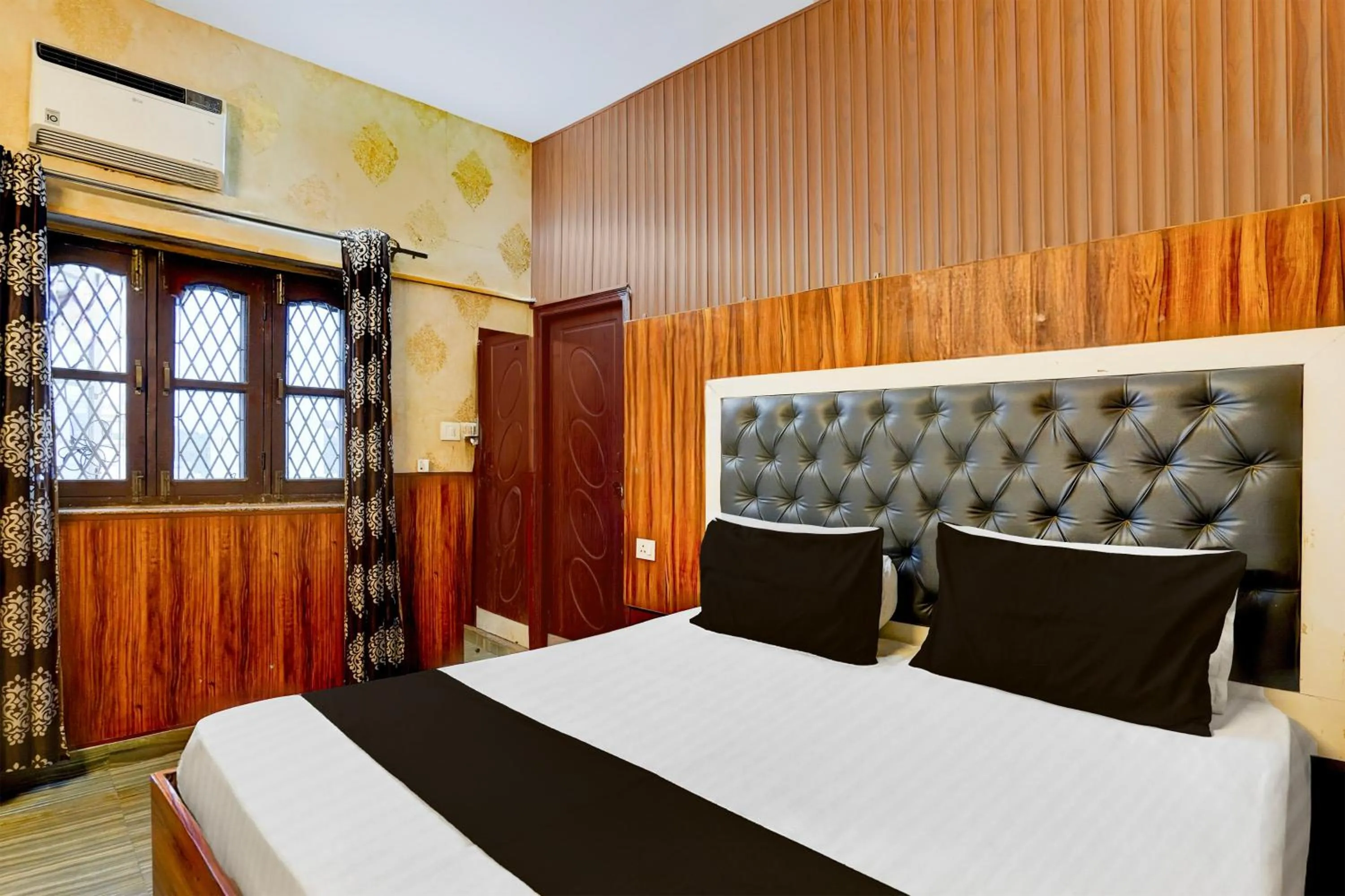 Bedroom, Bed in Hotel O Dehradun City Centre