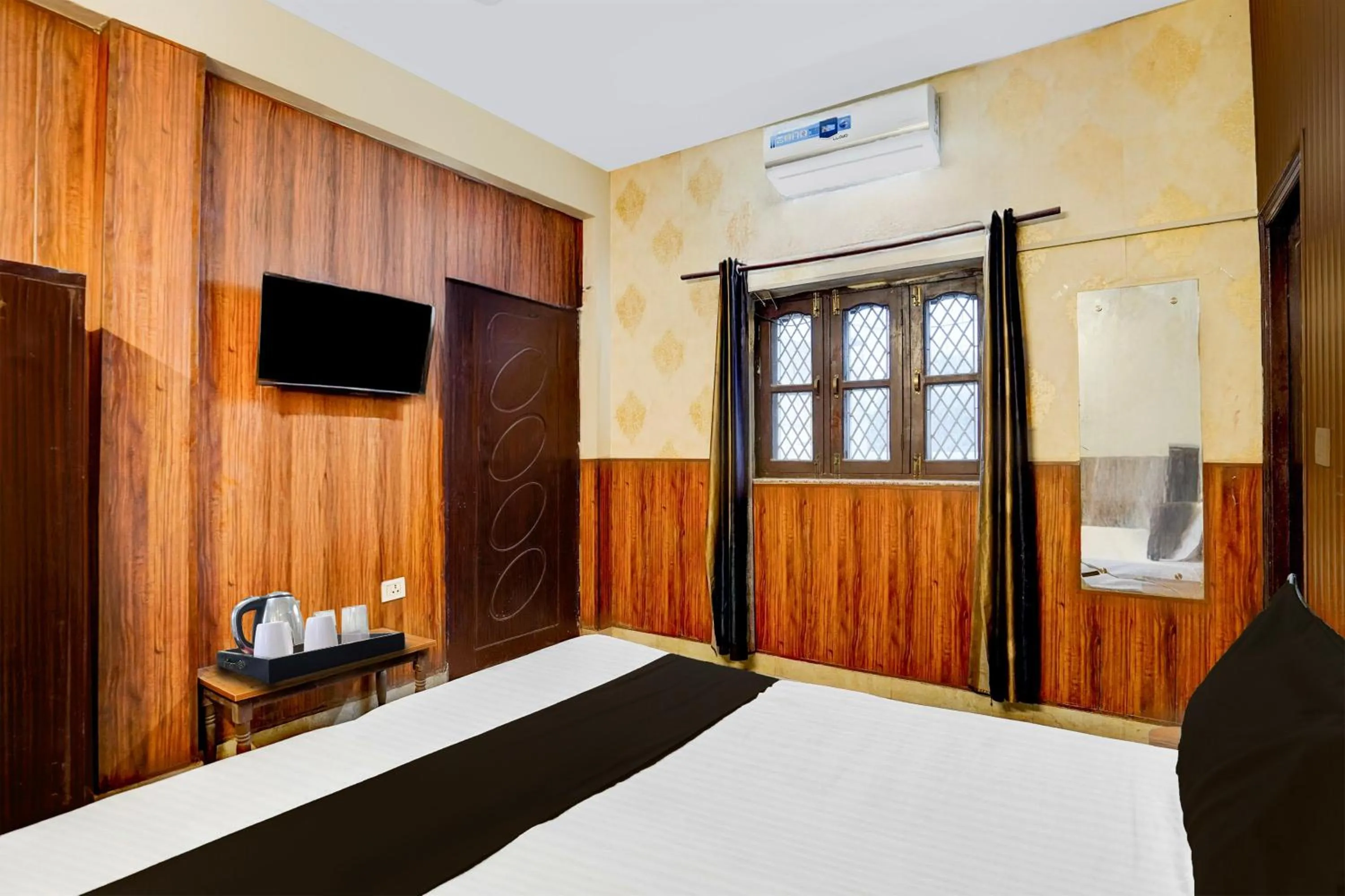 Bedroom, Bed in Hotel O Dehradun City Centre