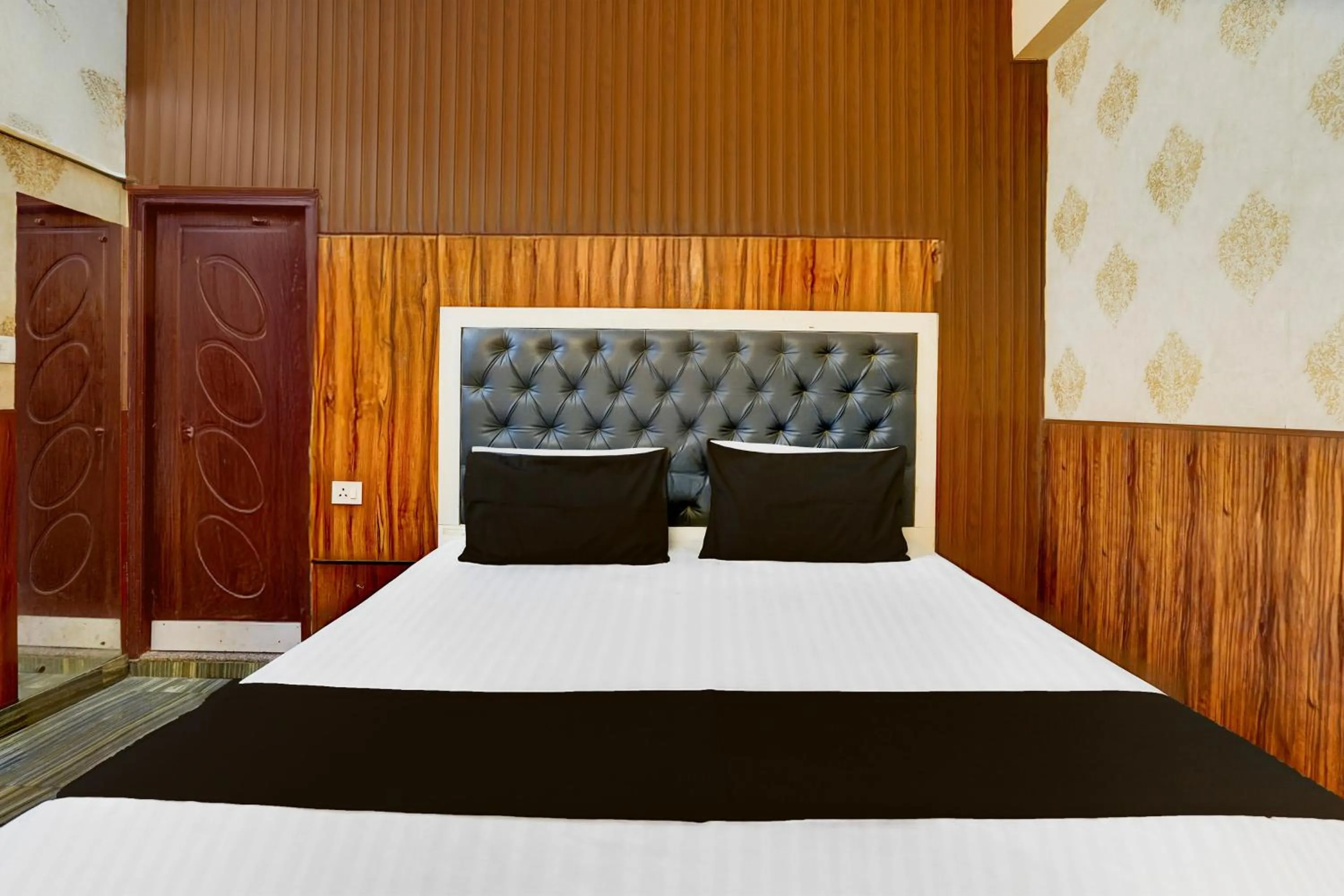 Bedroom, Bed in Hotel O Dehradun City Centre