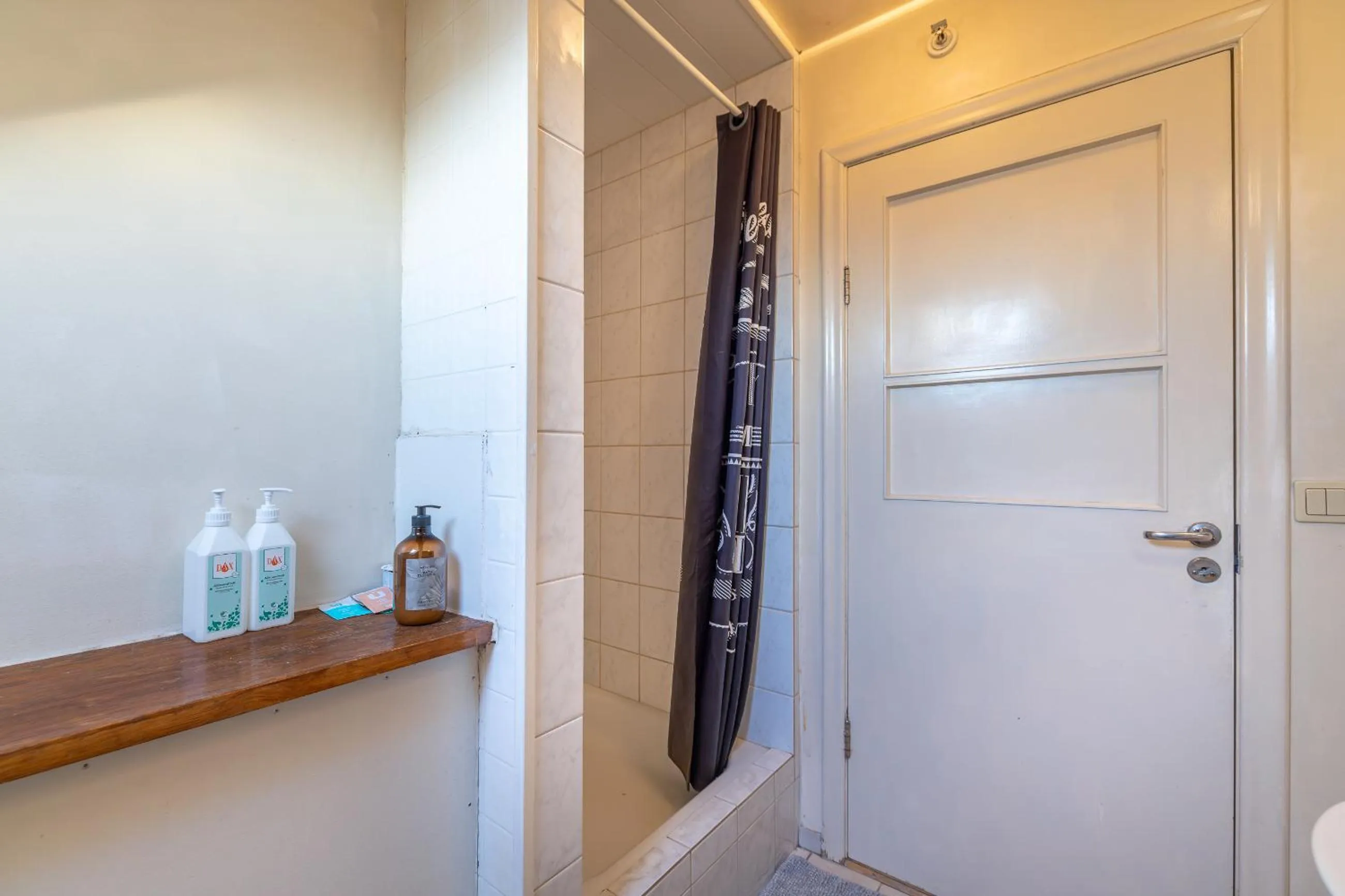 Shower in Downtown Reykjavík Baldursbrá Guesthouse