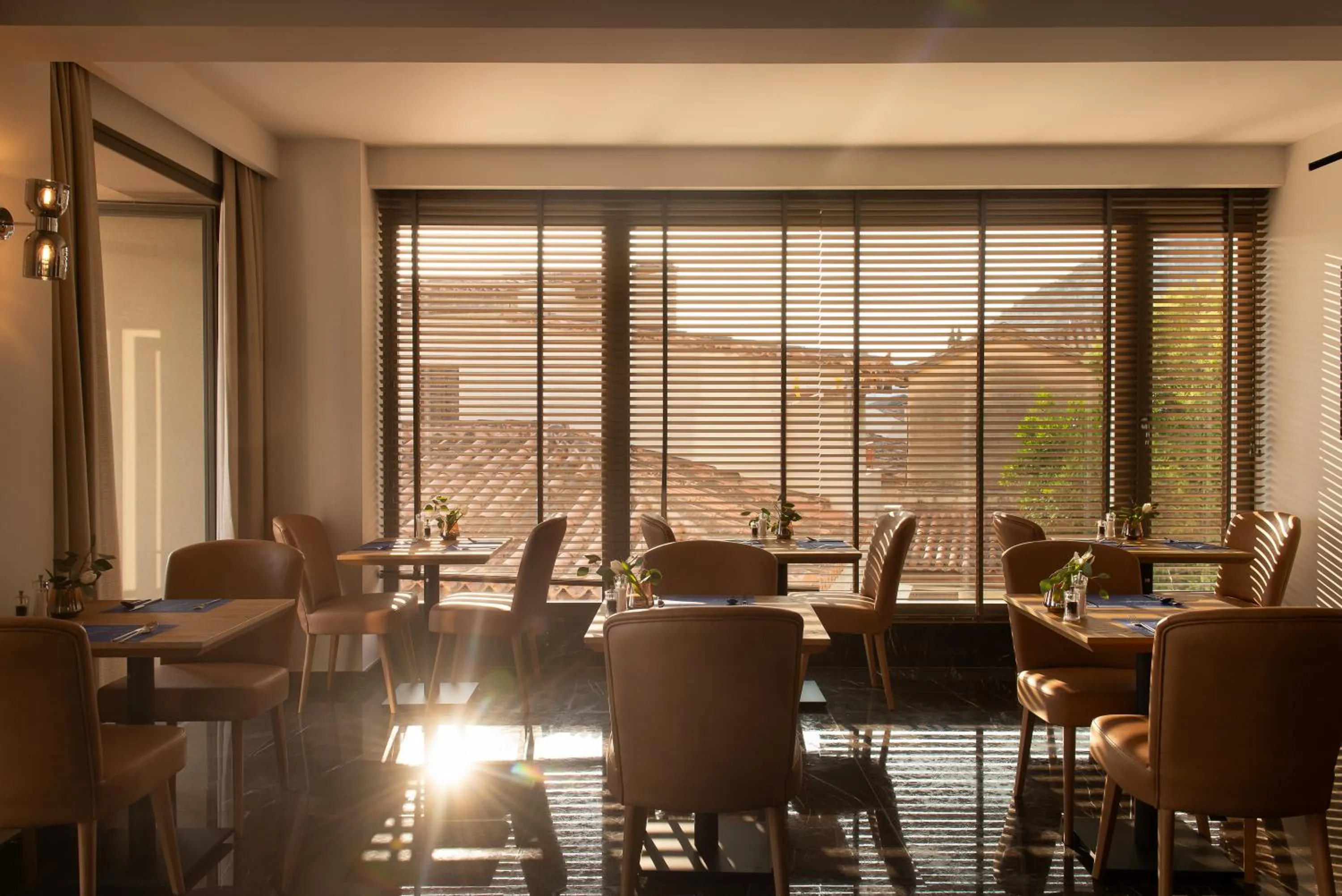 Restaurant/places to eat in Naus Hotel