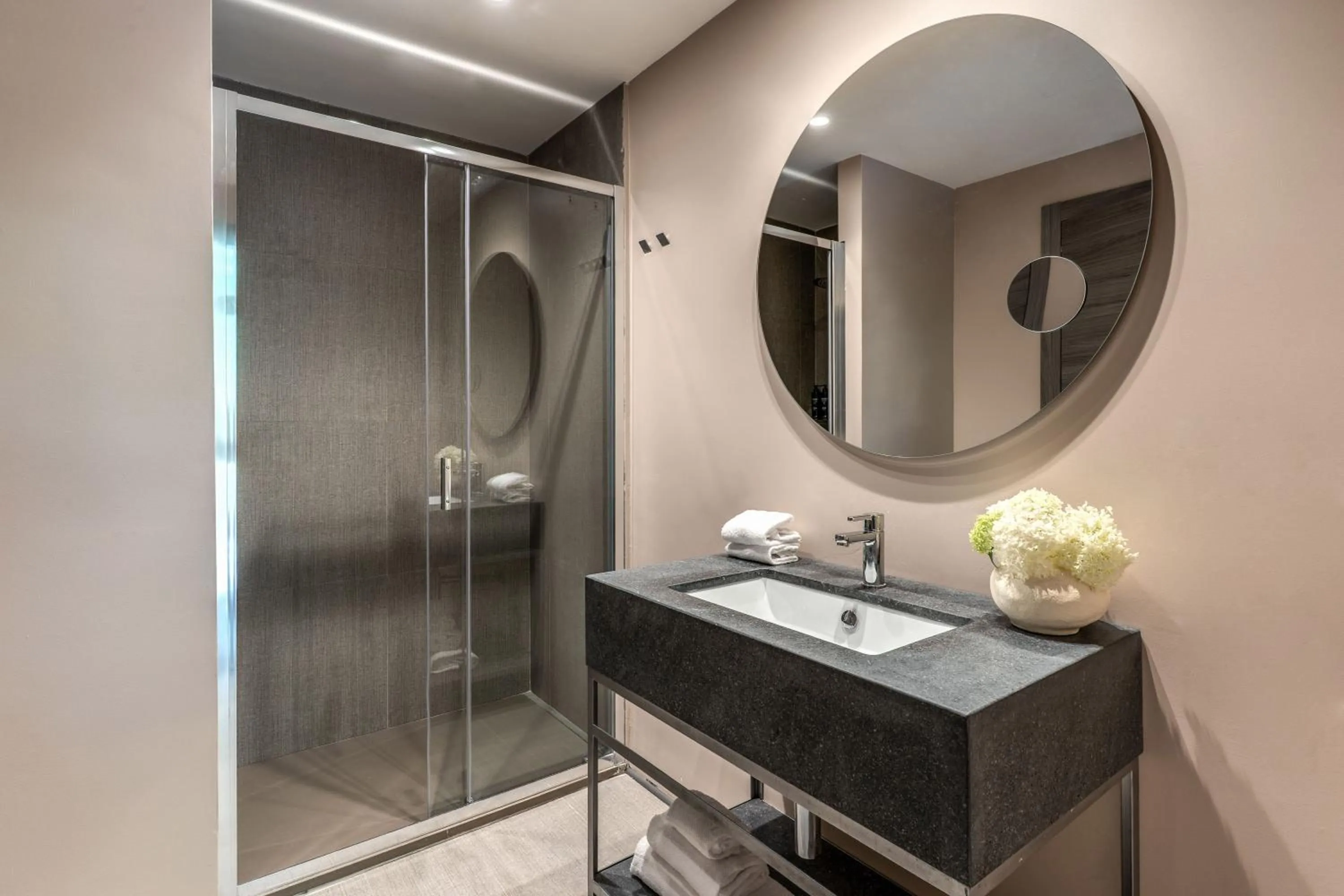 Shower in Parioli Cube Hotel