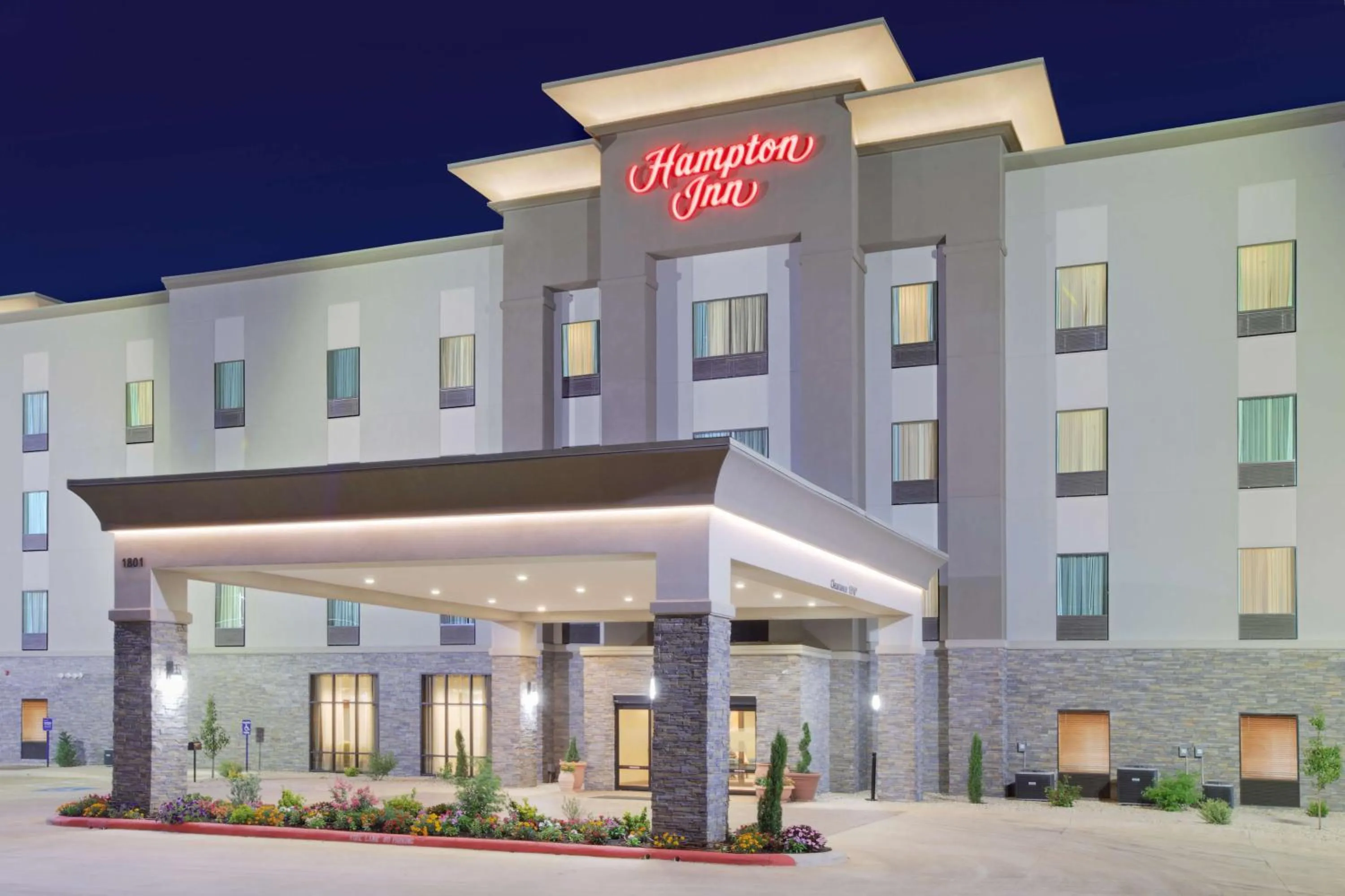 Property building in Hampton Inn and Suites Snyder
