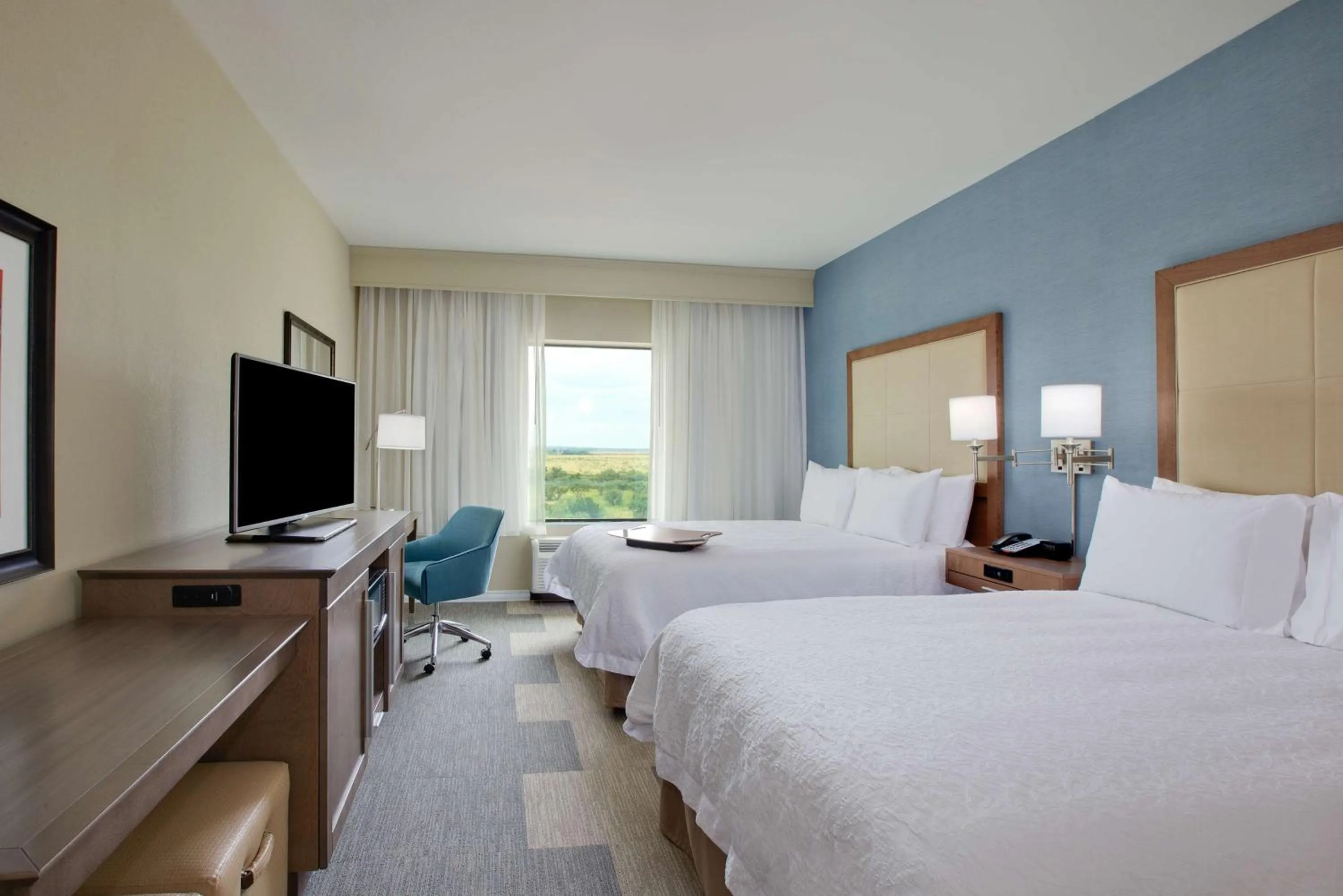 Bed in Hampton Inn and Suites Snyder