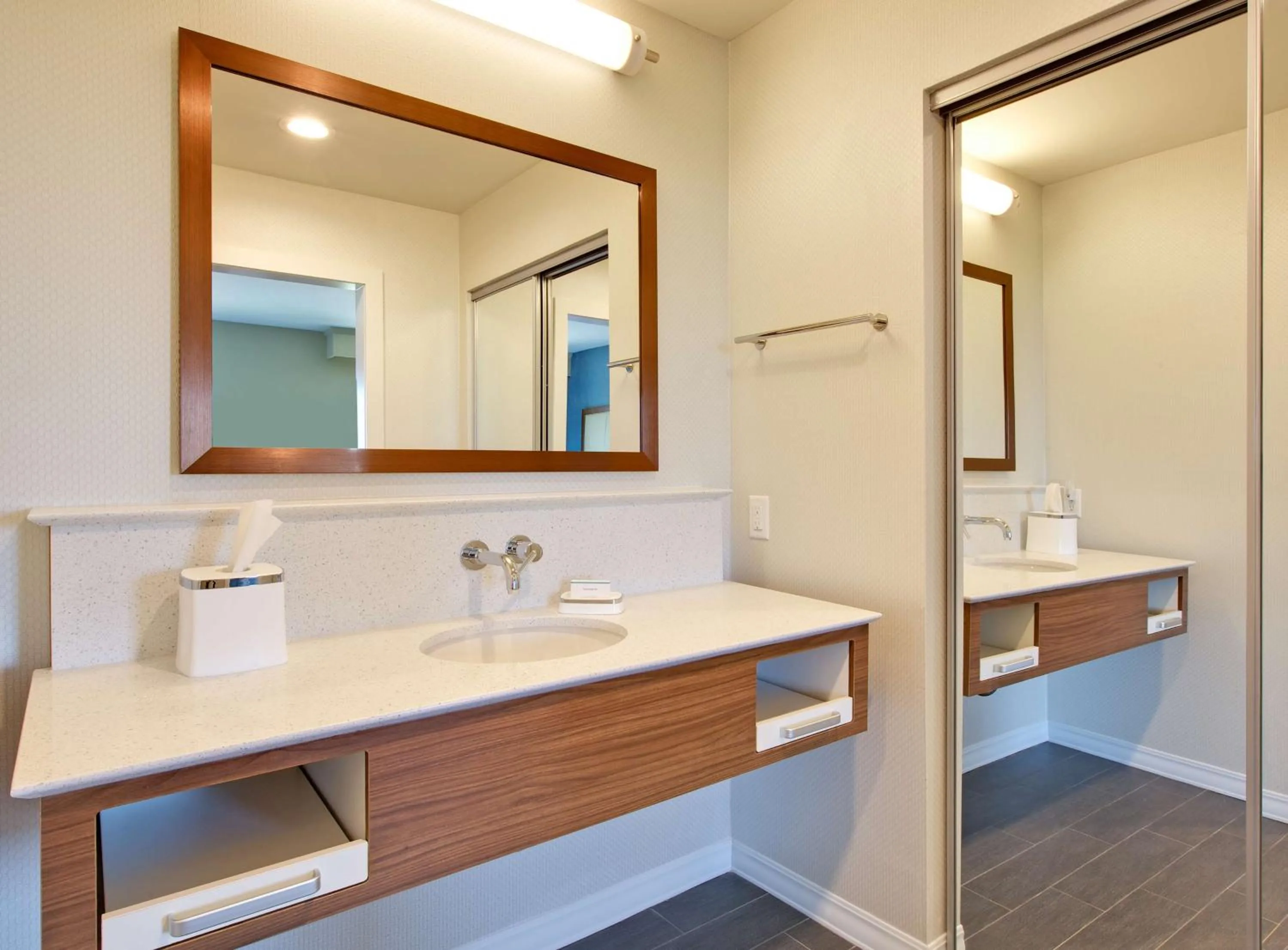 Bathroom in Hampton Inn and Suites Snyder