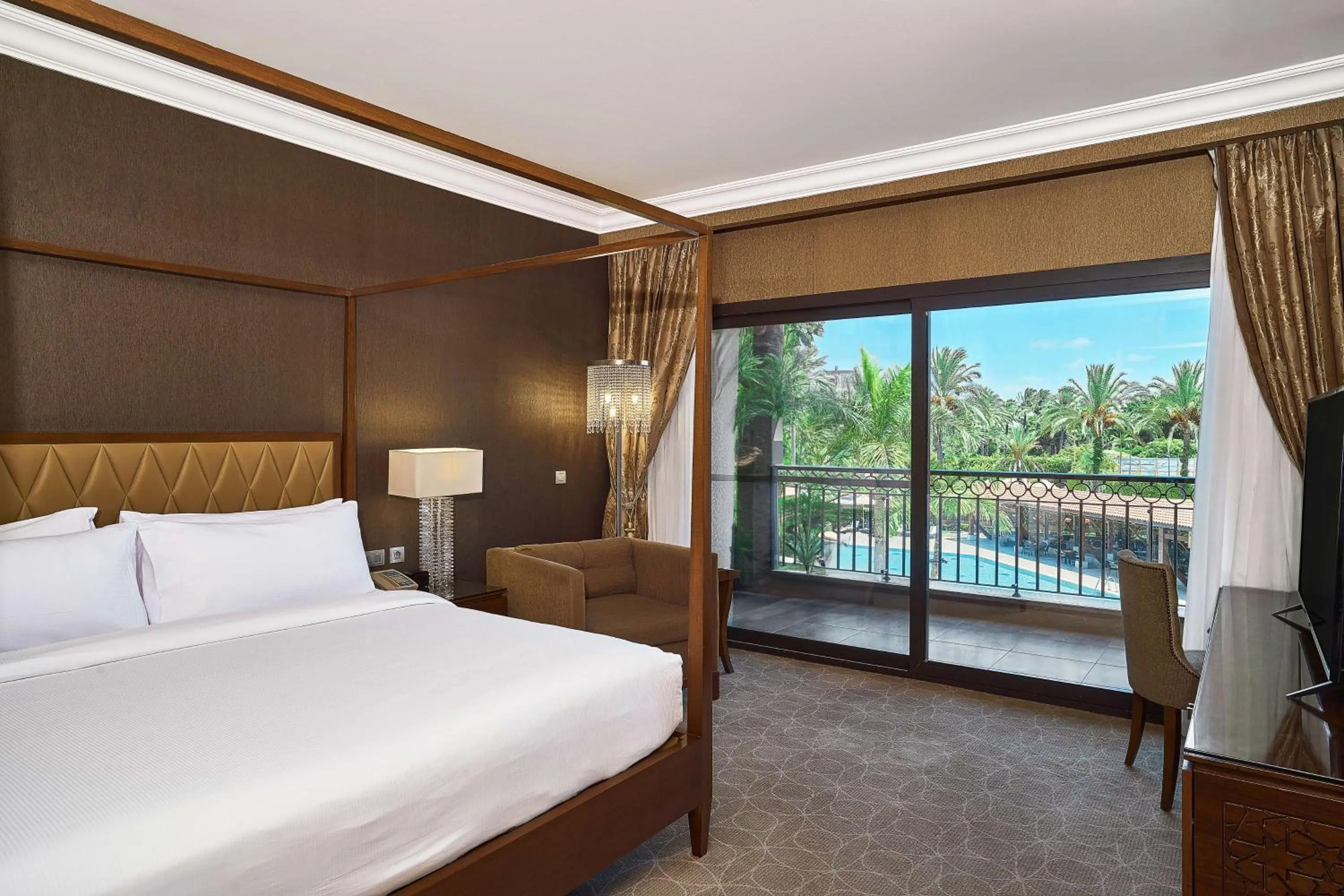 View (from property/room), Bed in Hilton Alexandria King's Ranch Hotel