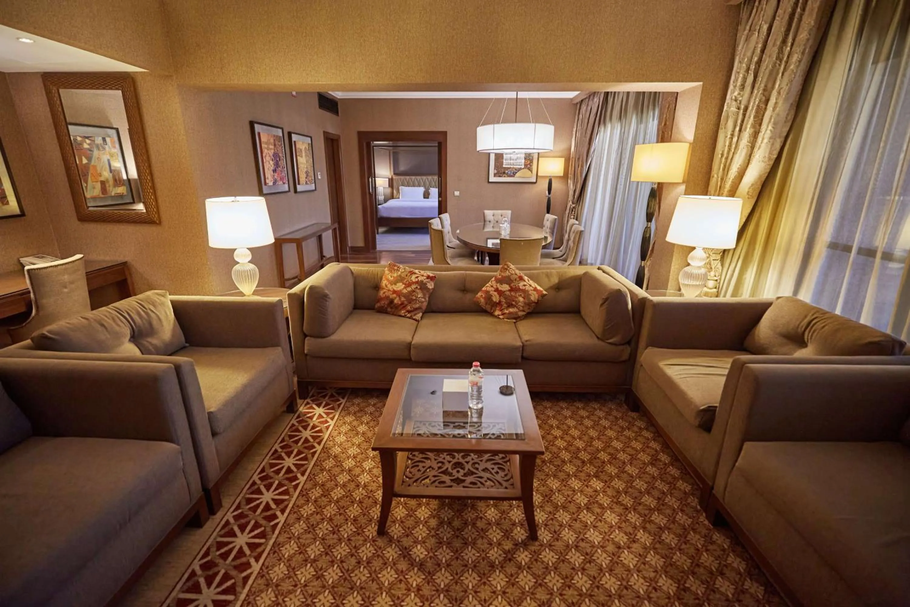 Living room in Hilton Alexandria King's Ranch Hotel