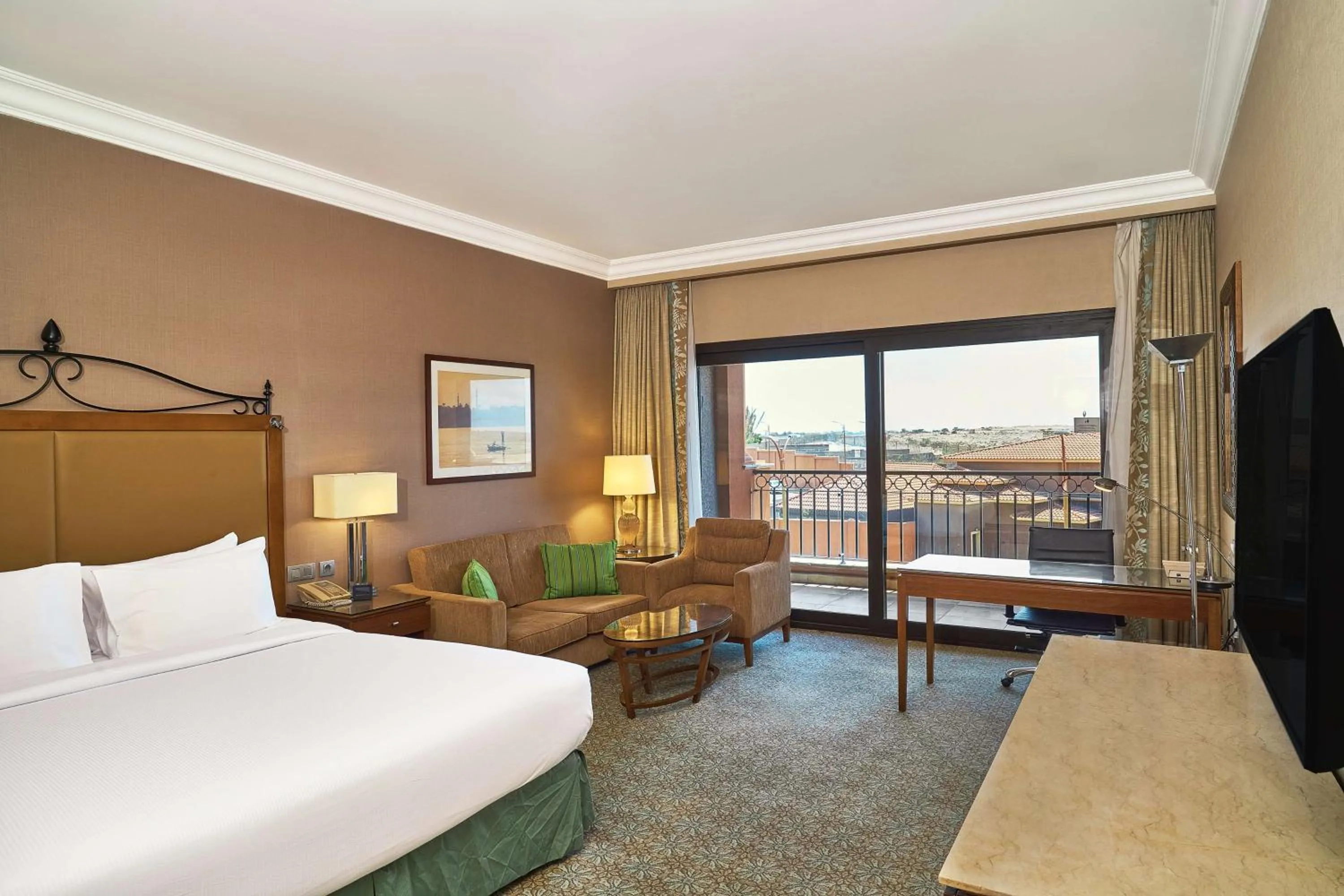 View (from property/room), Bed in Hilton Alexandria King's Ranch Hotel