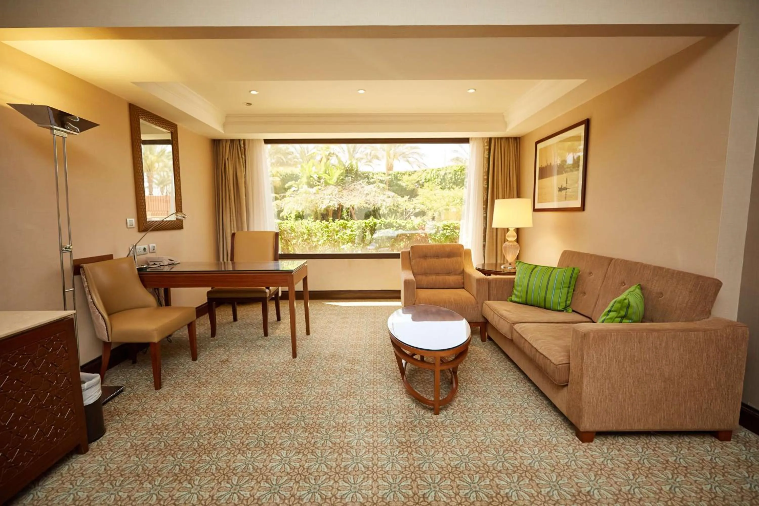 Bedroom in Hilton Alexandria King's Ranch Hotel