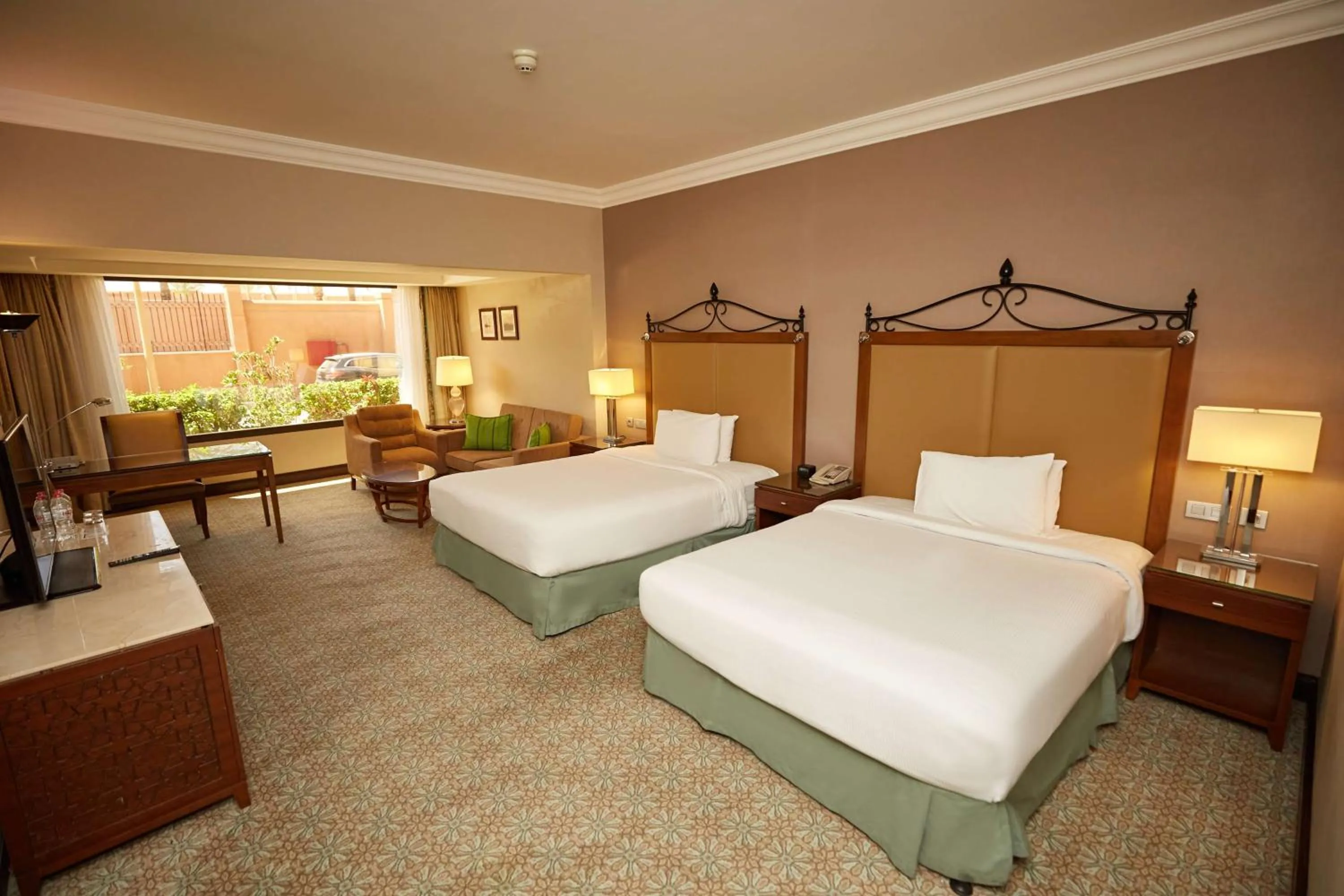 Bed in Hilton Alexandria King's Ranch Hotel