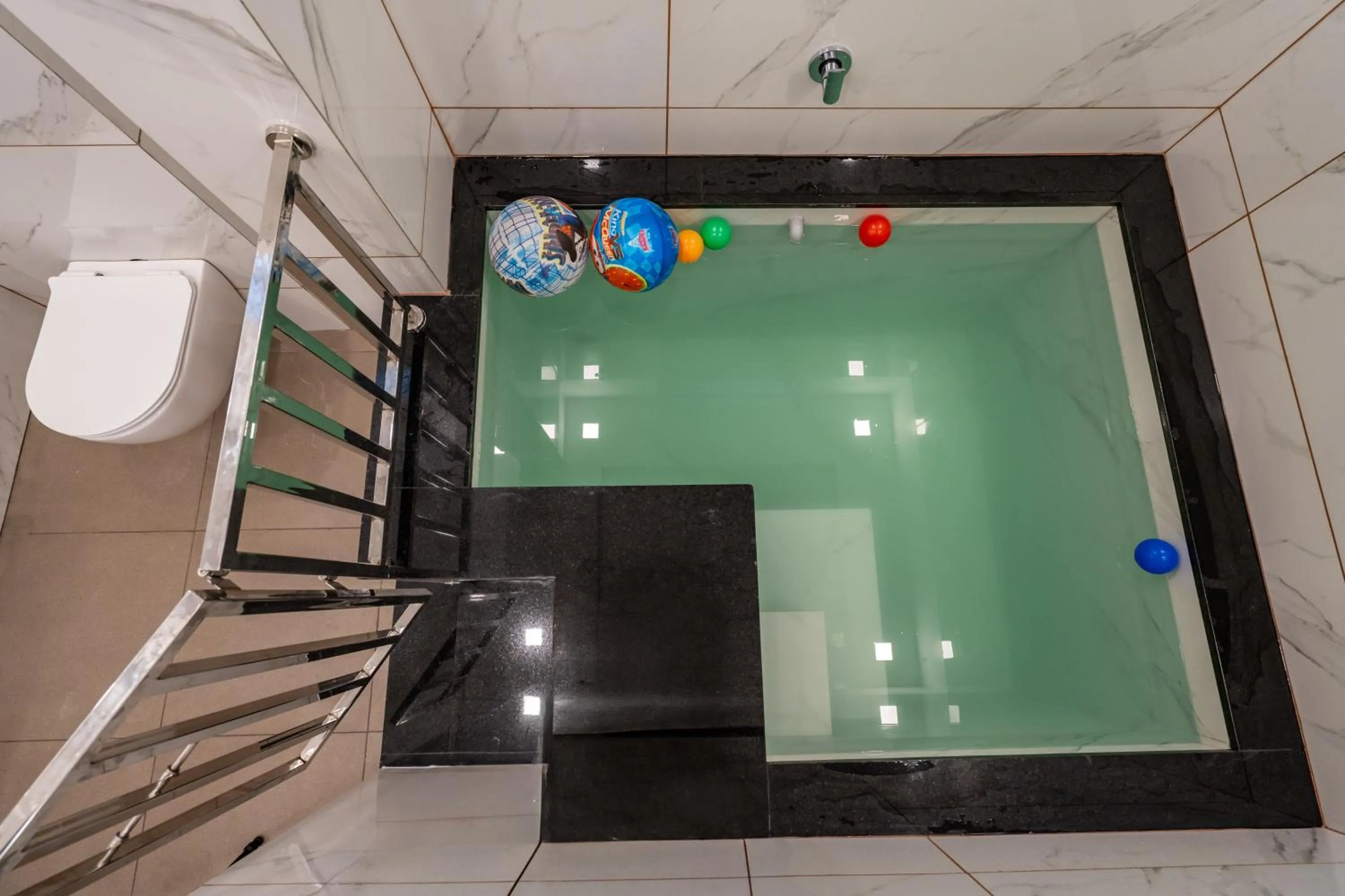 Bathroom in Cochin Airport Hotel