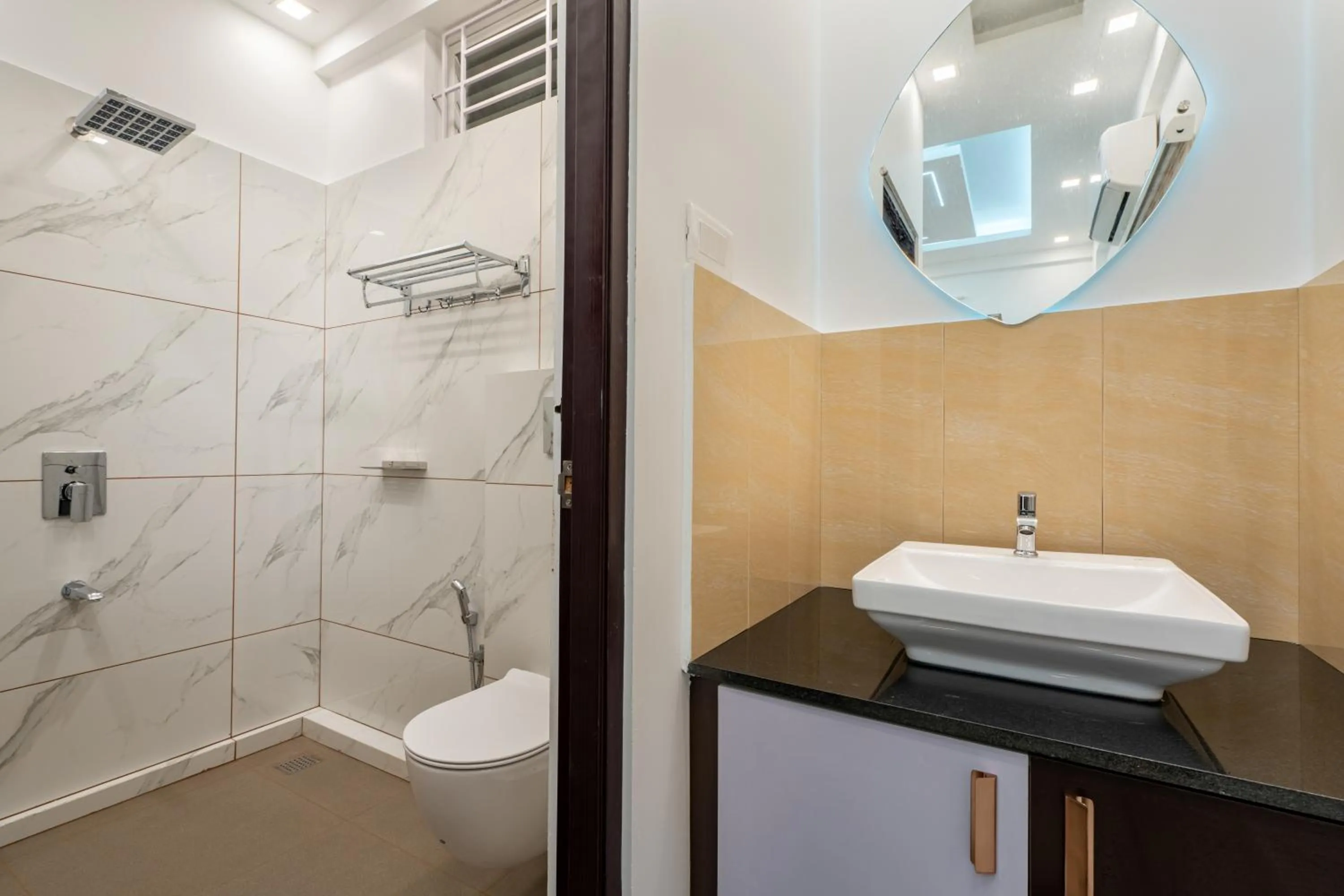 Shower in Cochin Airport Hotel