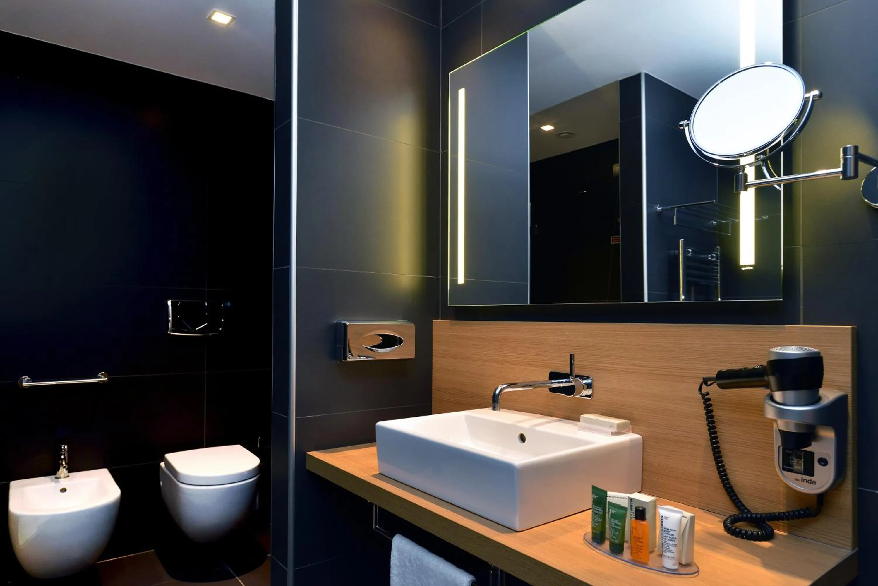 Shower in Hilton Garden Inn Milan North