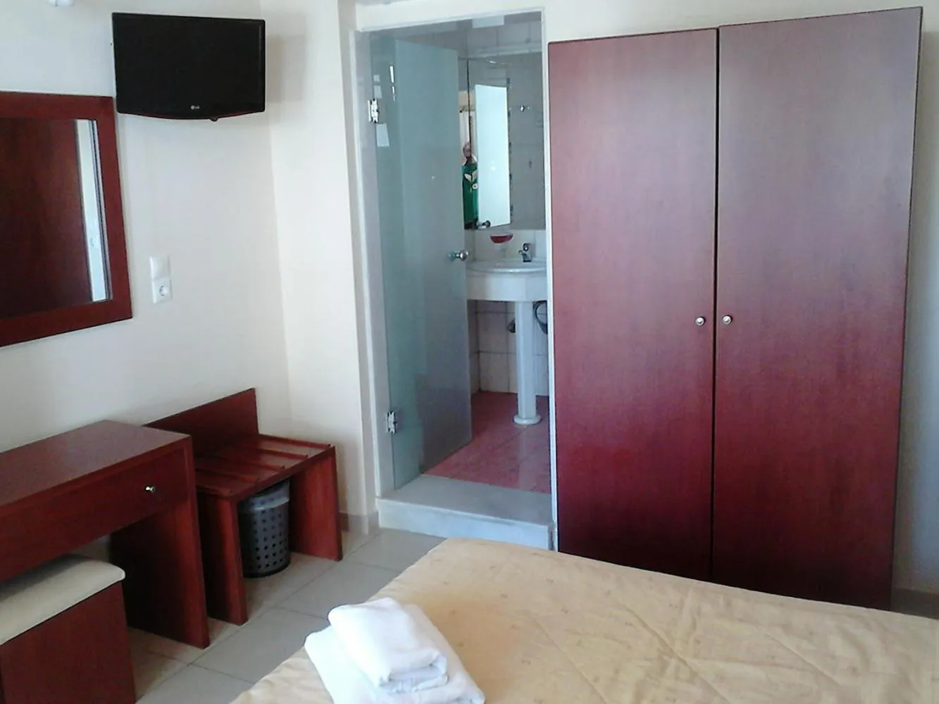 Bathroom, Bed in Frini Hotel