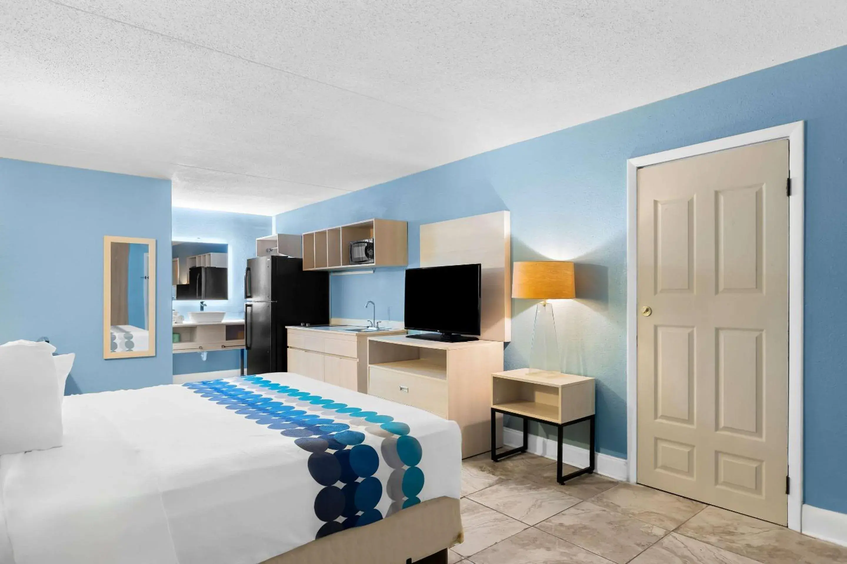 Standard King Room - Non-Smoking in Suburban Studios Brunswick I-95 Standard King Room - Non-Smoking in Suburban Studios Brunswick I-95