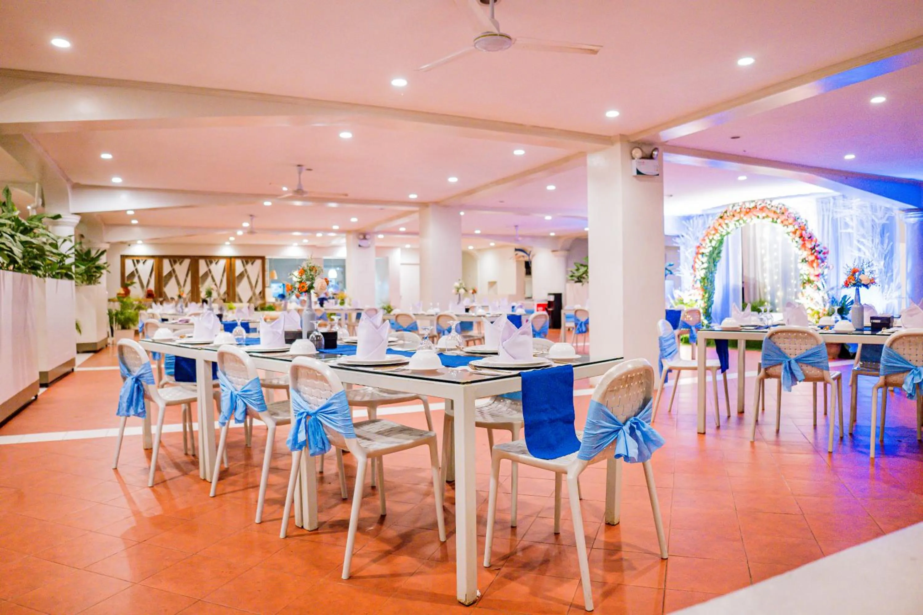 Restaurant/places to eat in Paras Beach Resort - Camiguin