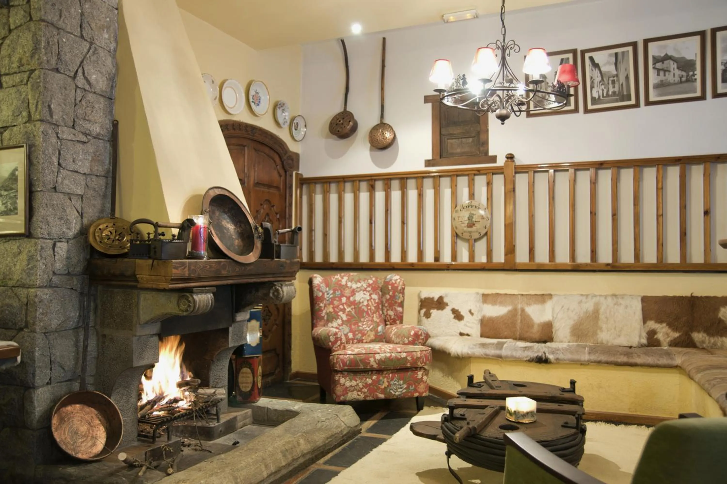 Communal lounge/ TV room in San Marsial Benasque Apart Hotel