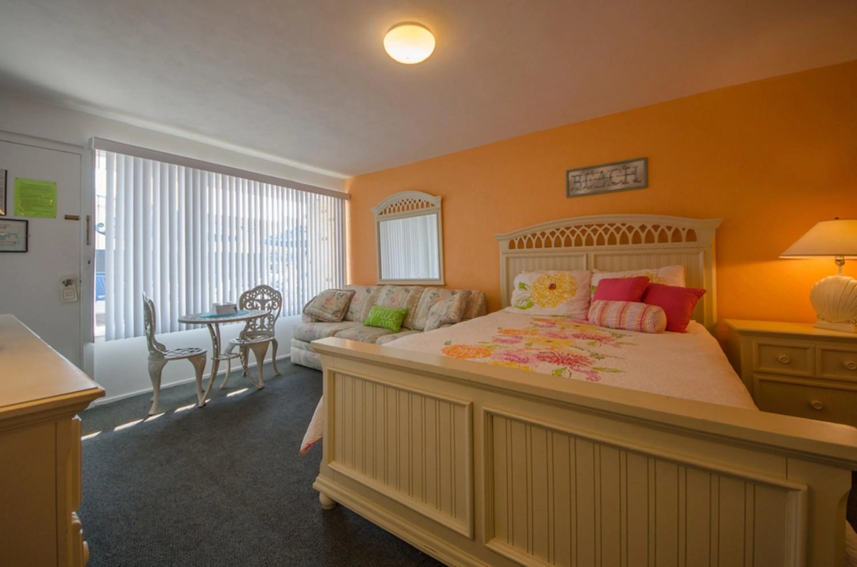 Bed in Tangiers Resort Motel