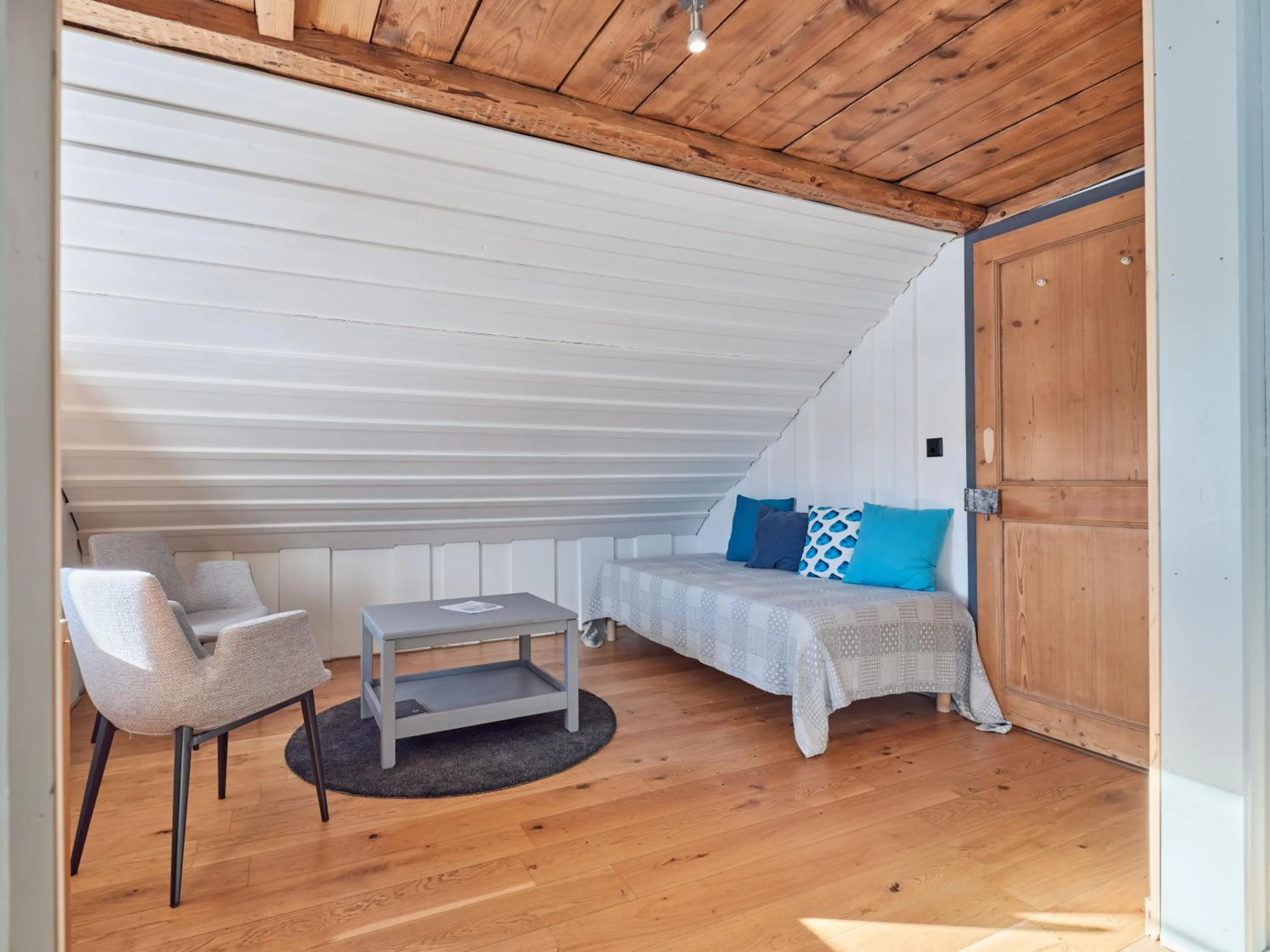 Seating area, Bed in Jurabelle