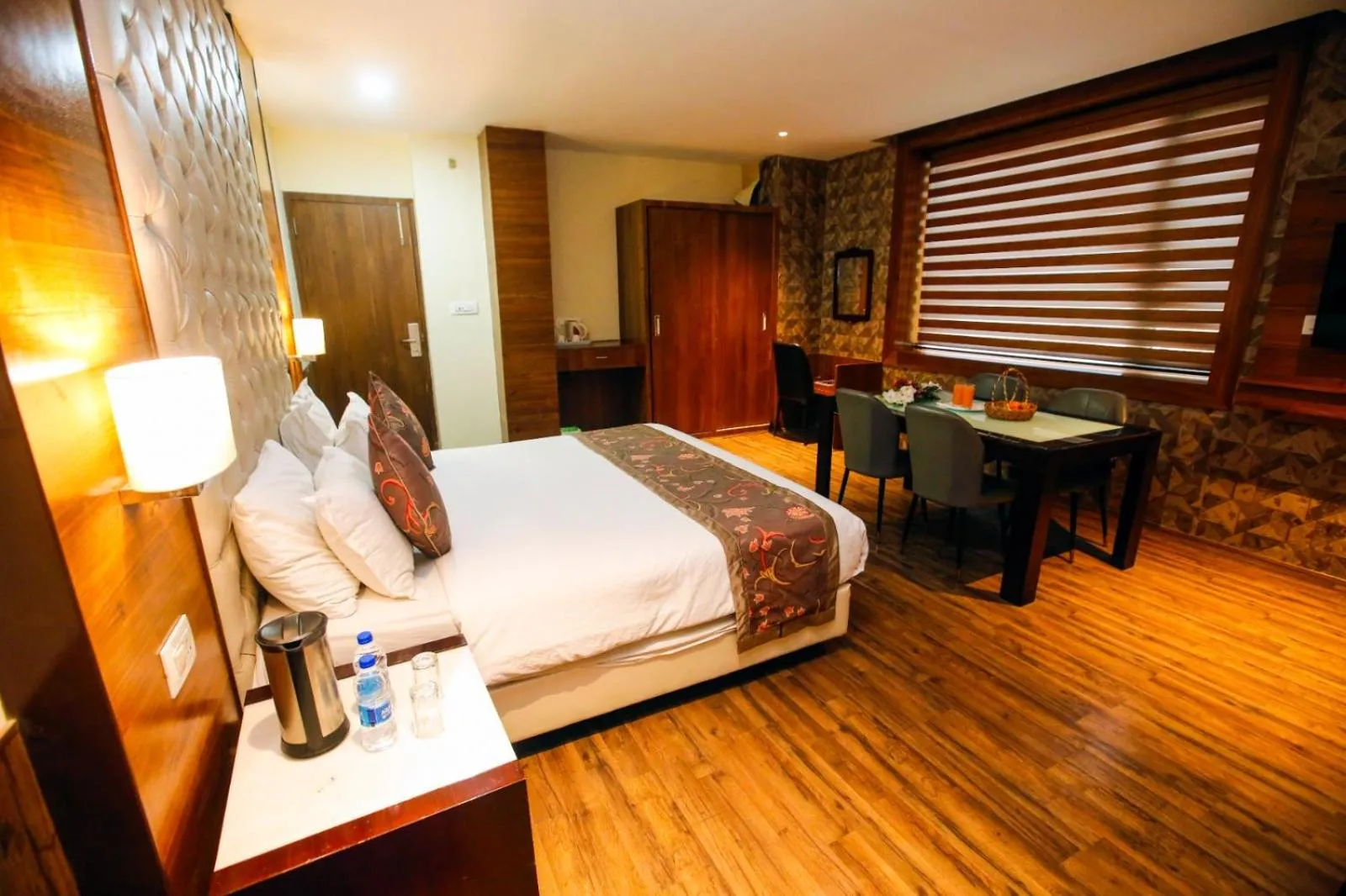 Bed in Hotel The Residency Srinagar