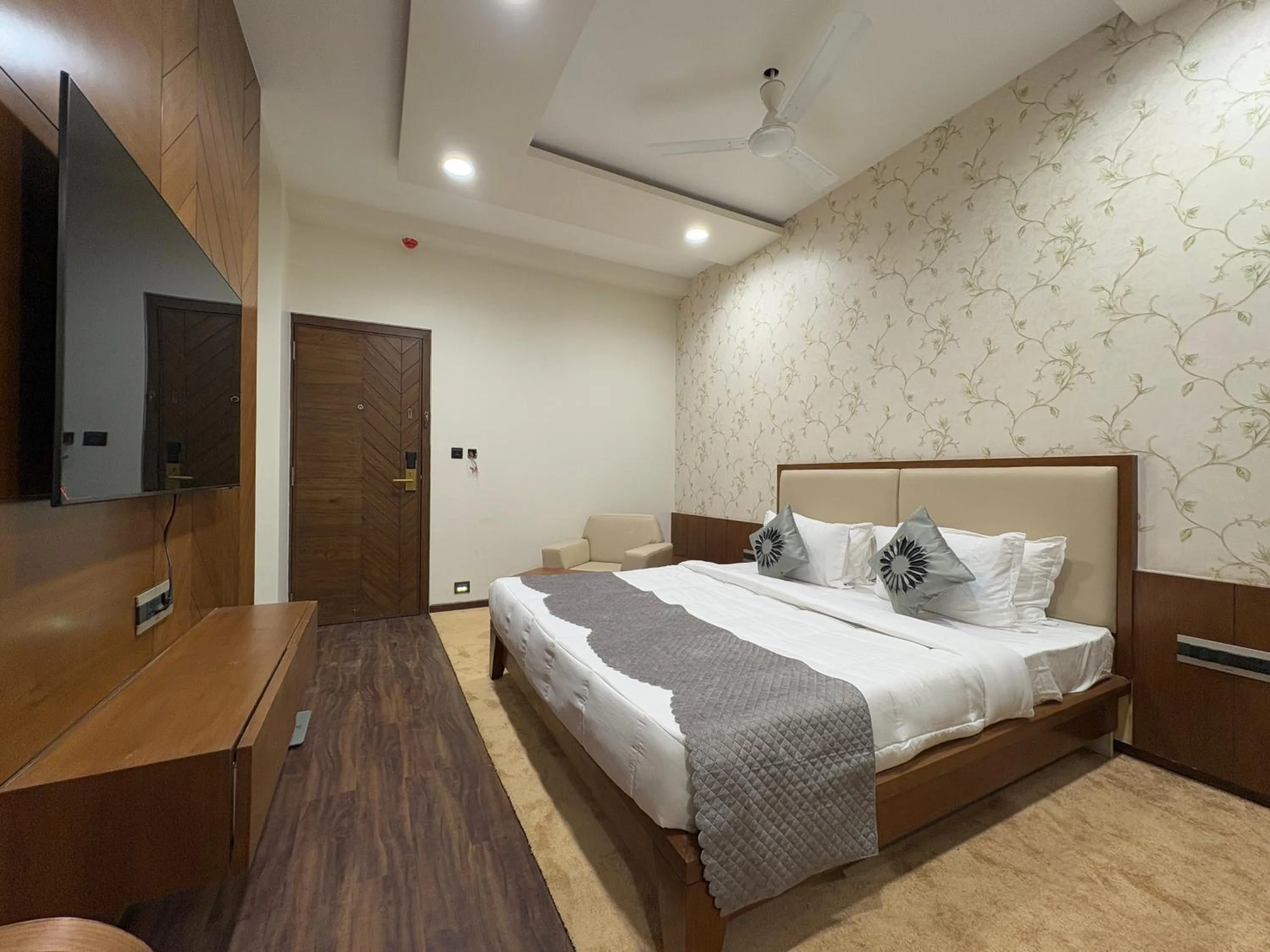 Bed in Pam Premium Hotel Vadodara