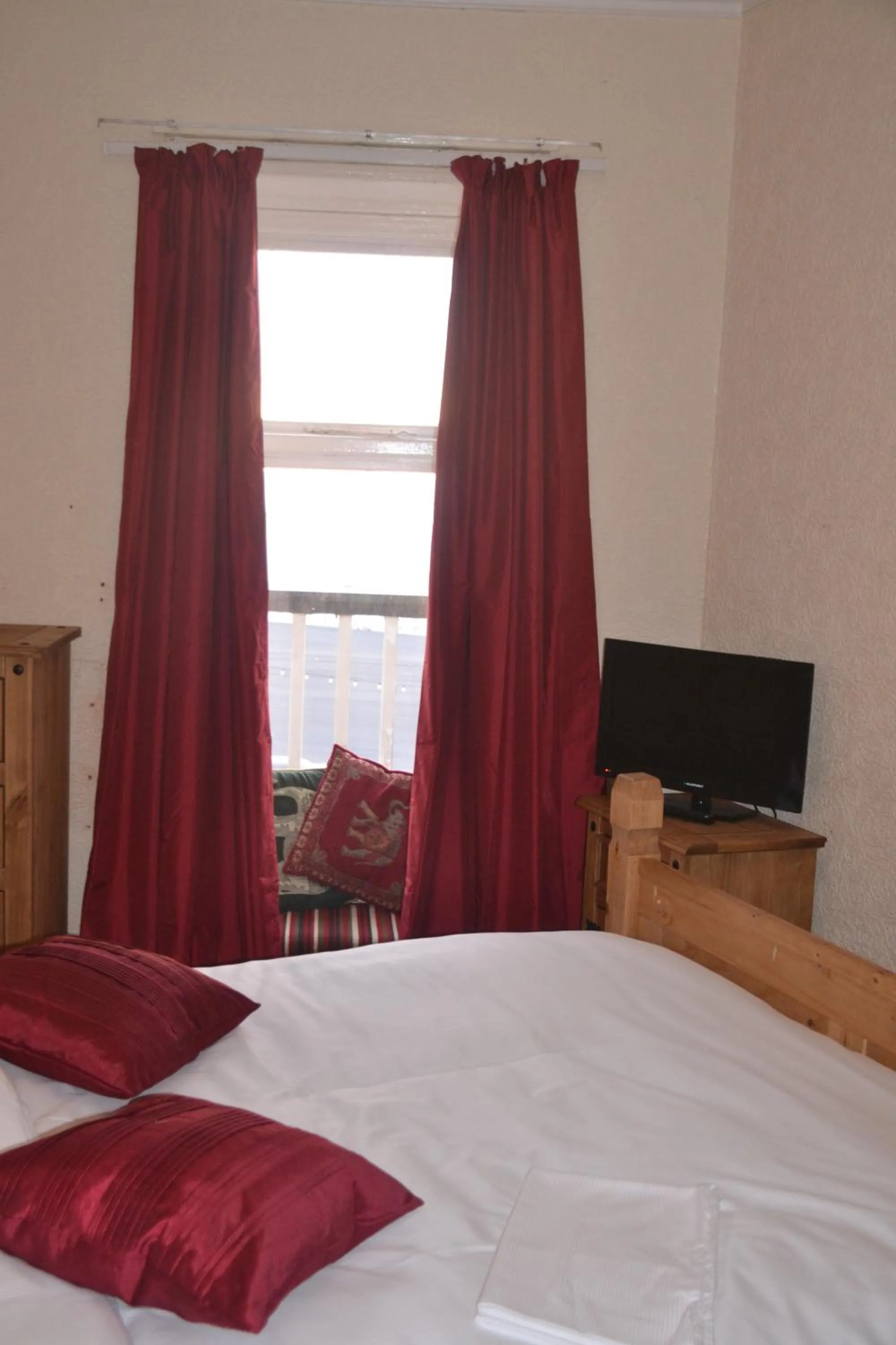 Bed in Camelot Seafront Hotel