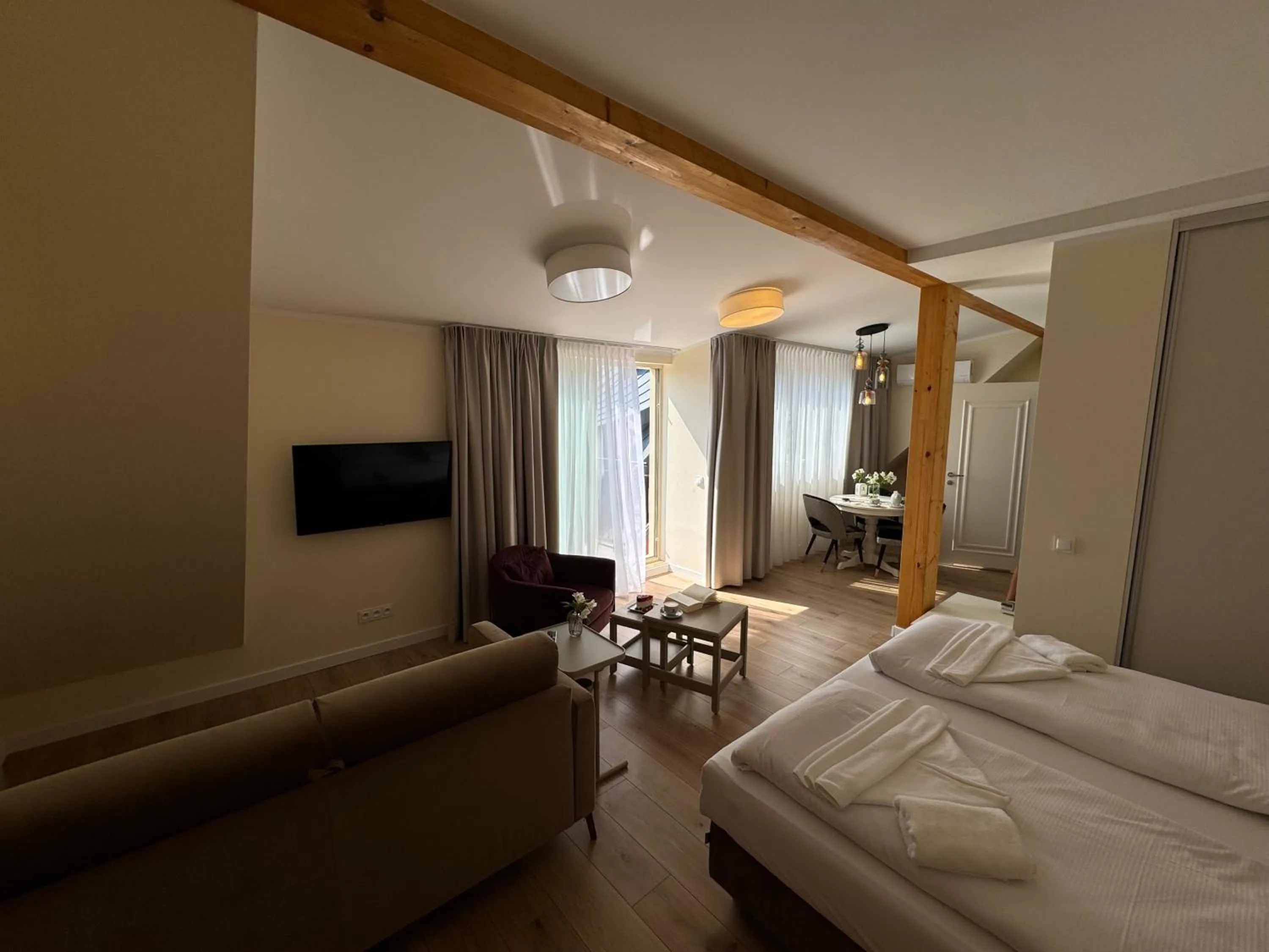 Photo of the whole room, Bed in H Villa Herkules