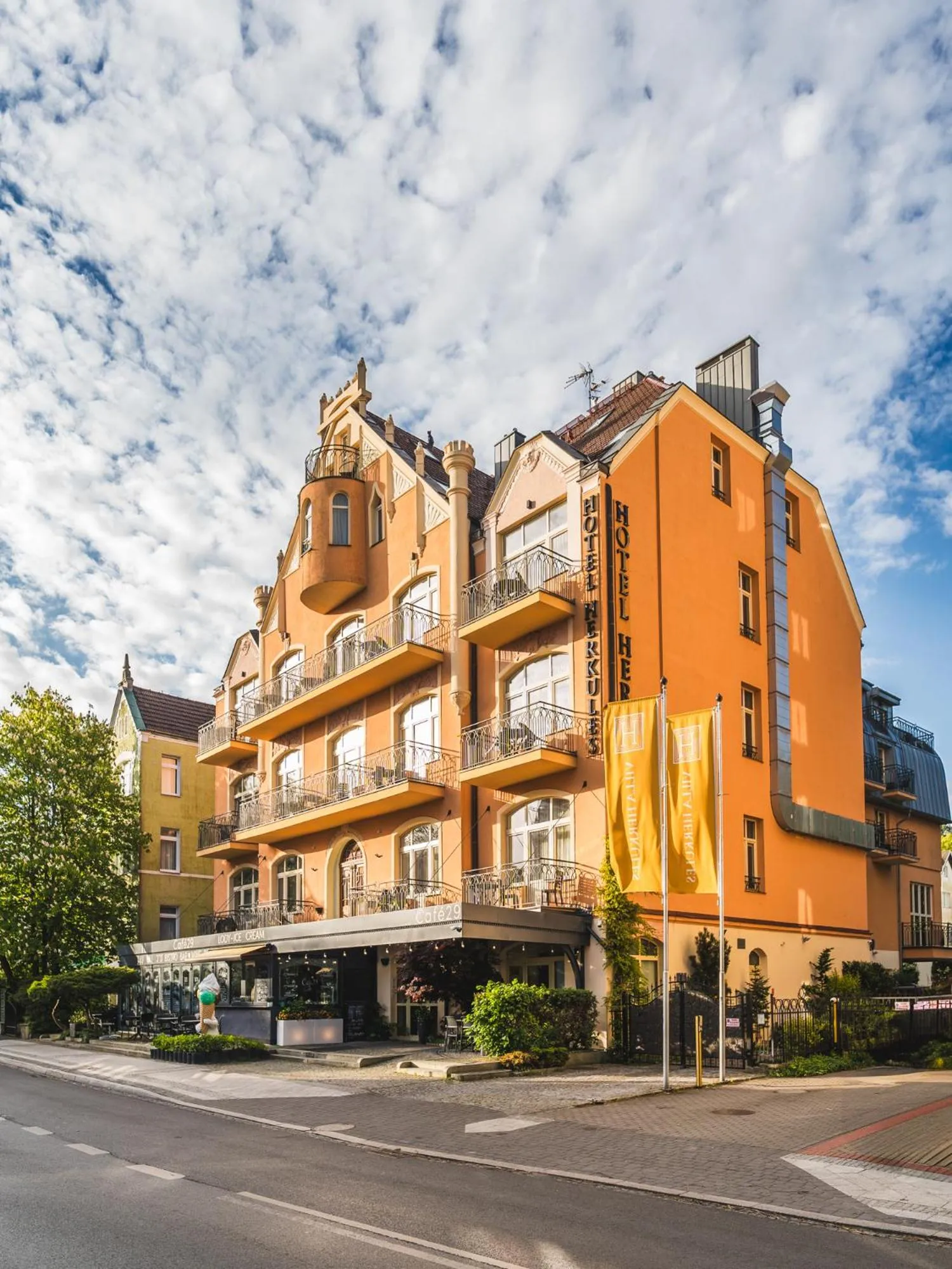 Property building in H Villa Herkules