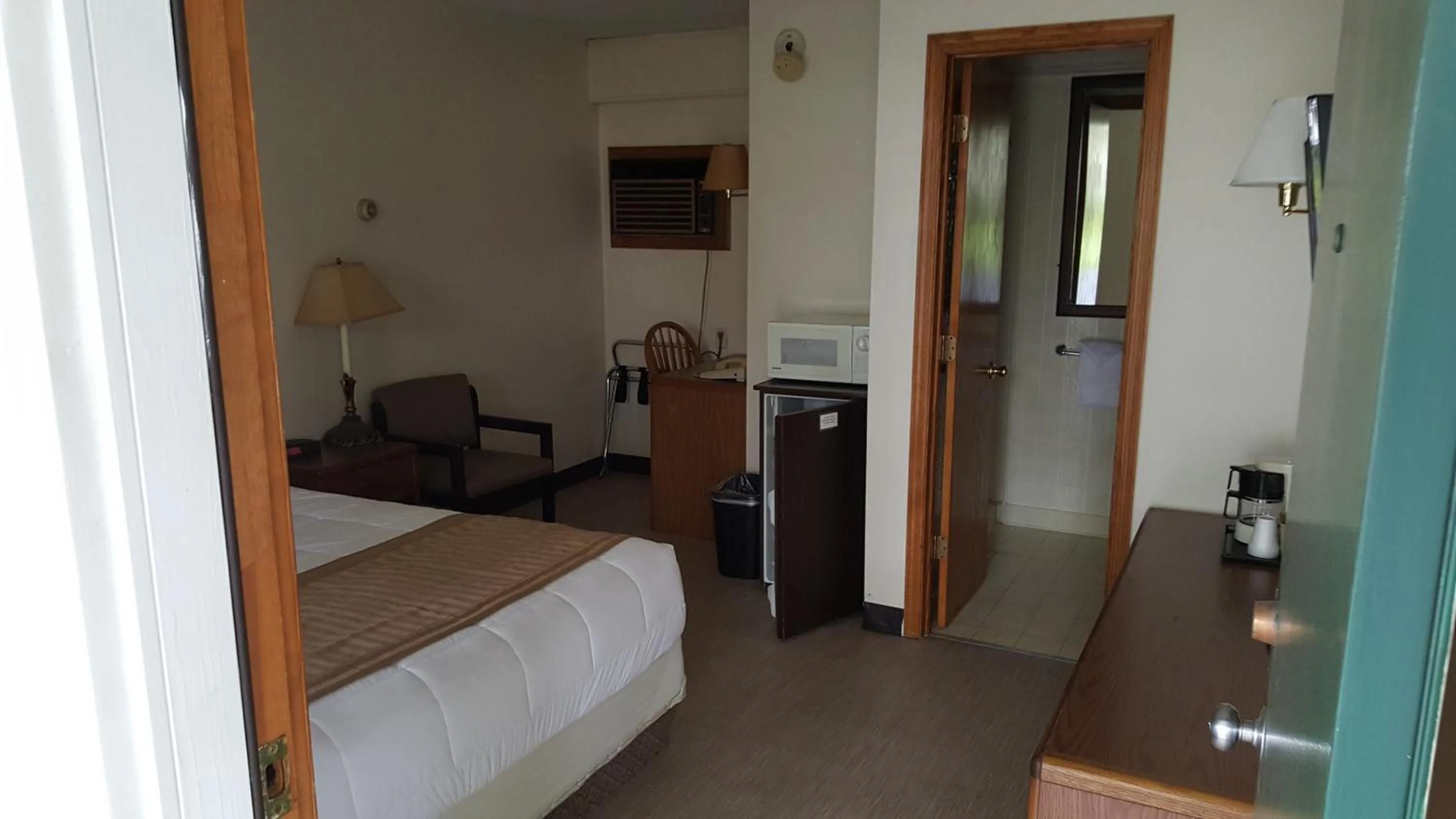 Bed in Budget Host Inn