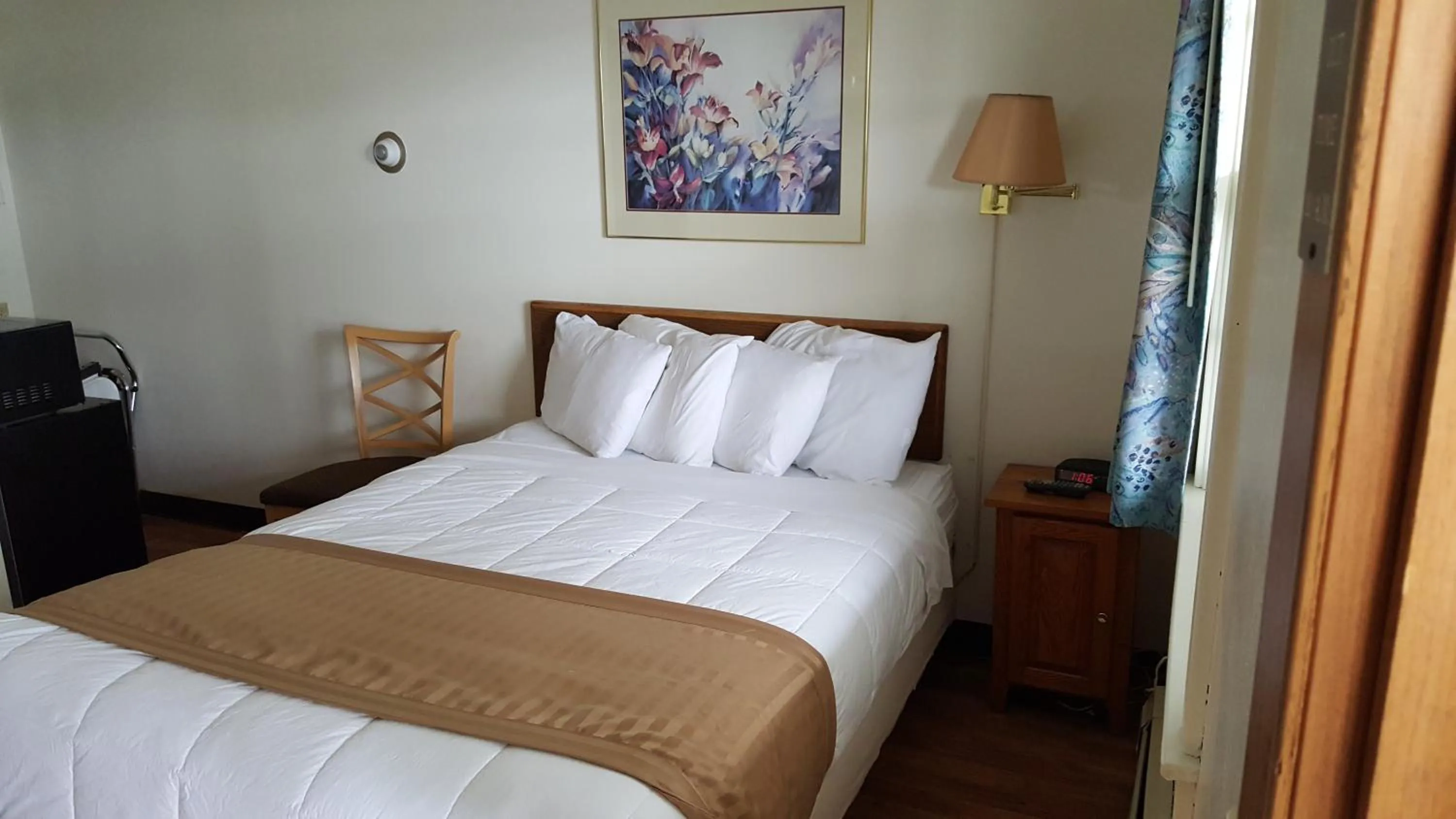 Bed in Budget Host Inn