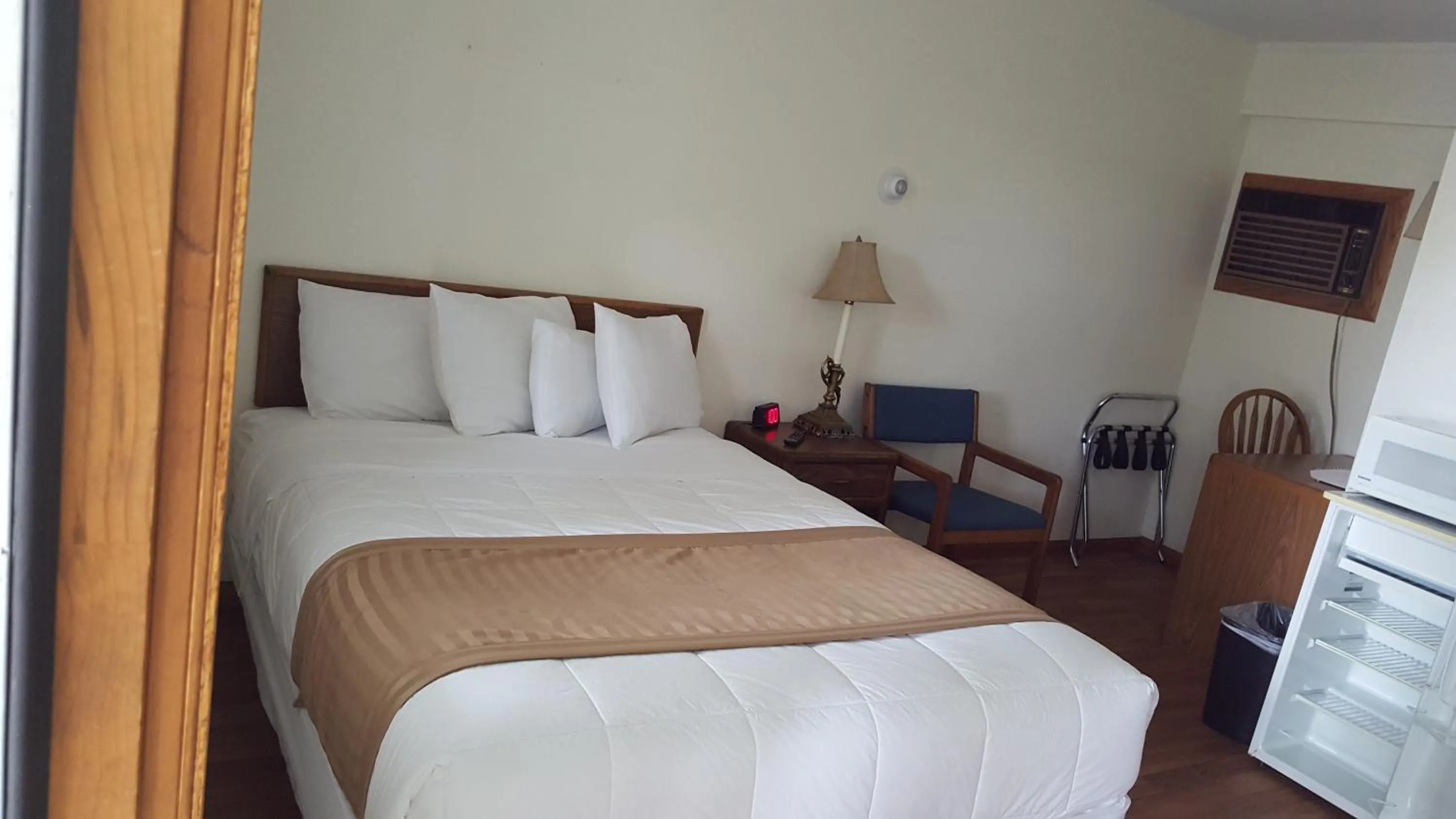 Bed in Budget Host Inn