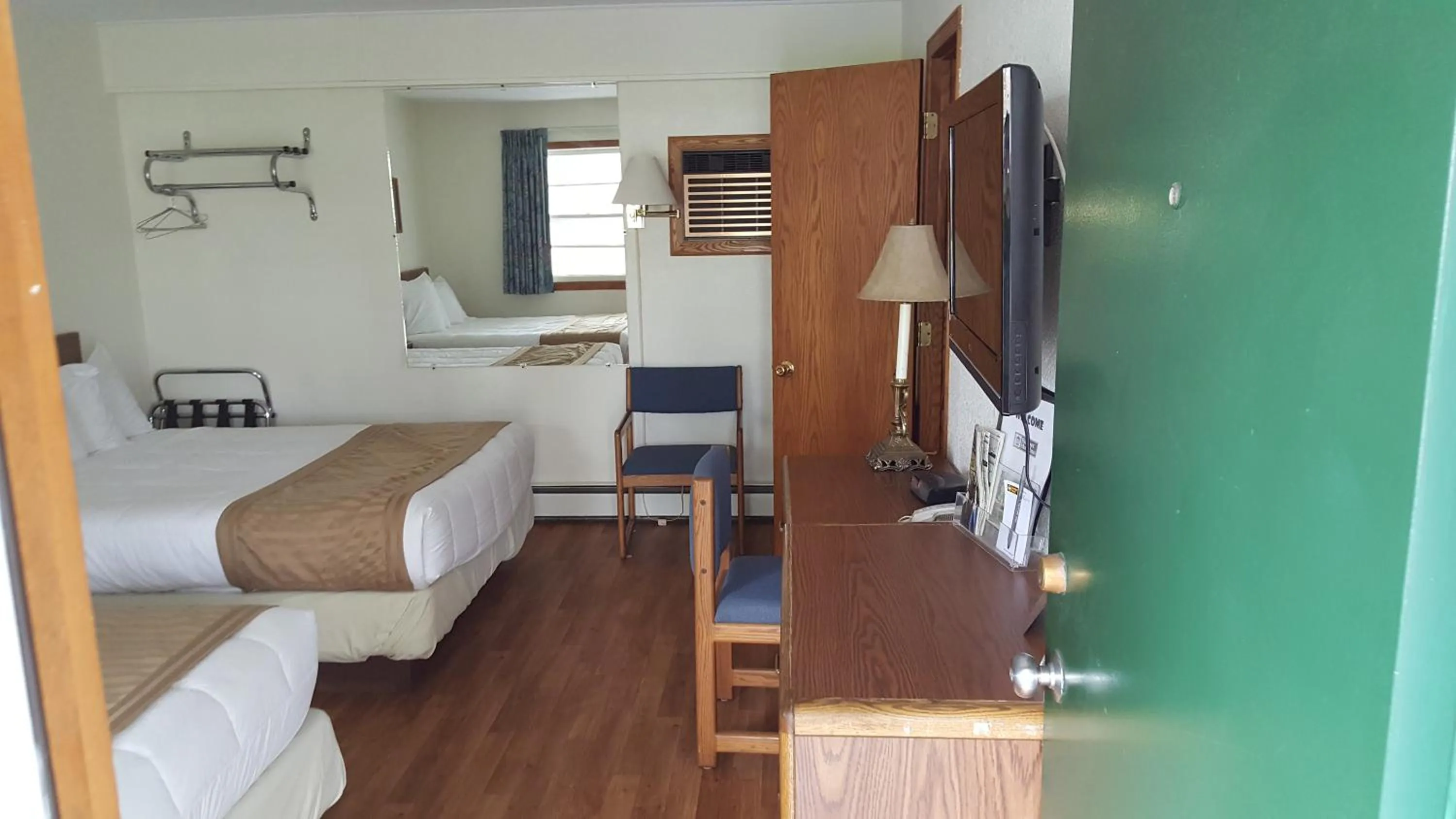 Bed in Budget Host Inn