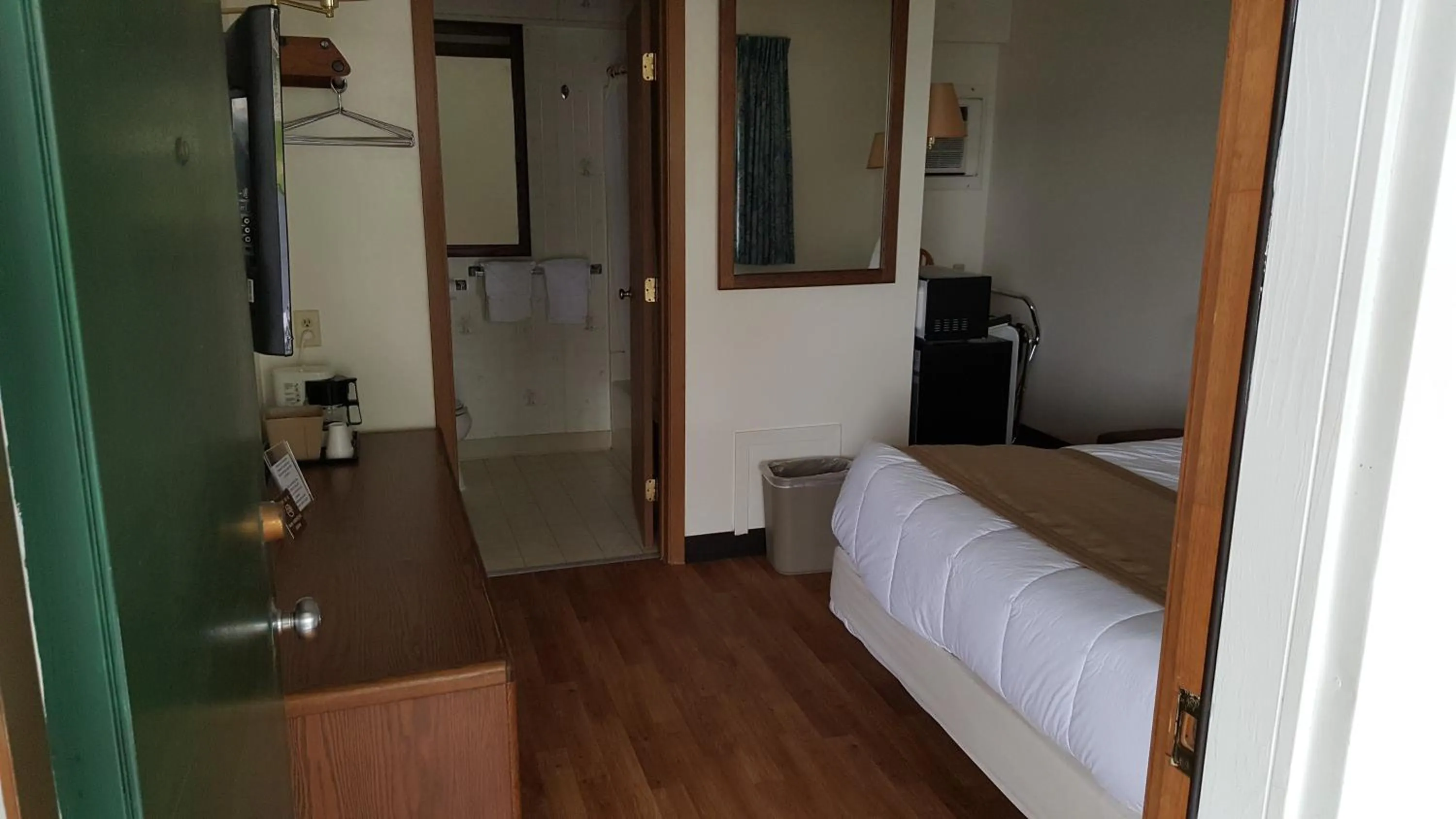 Bed in Budget Host Inn