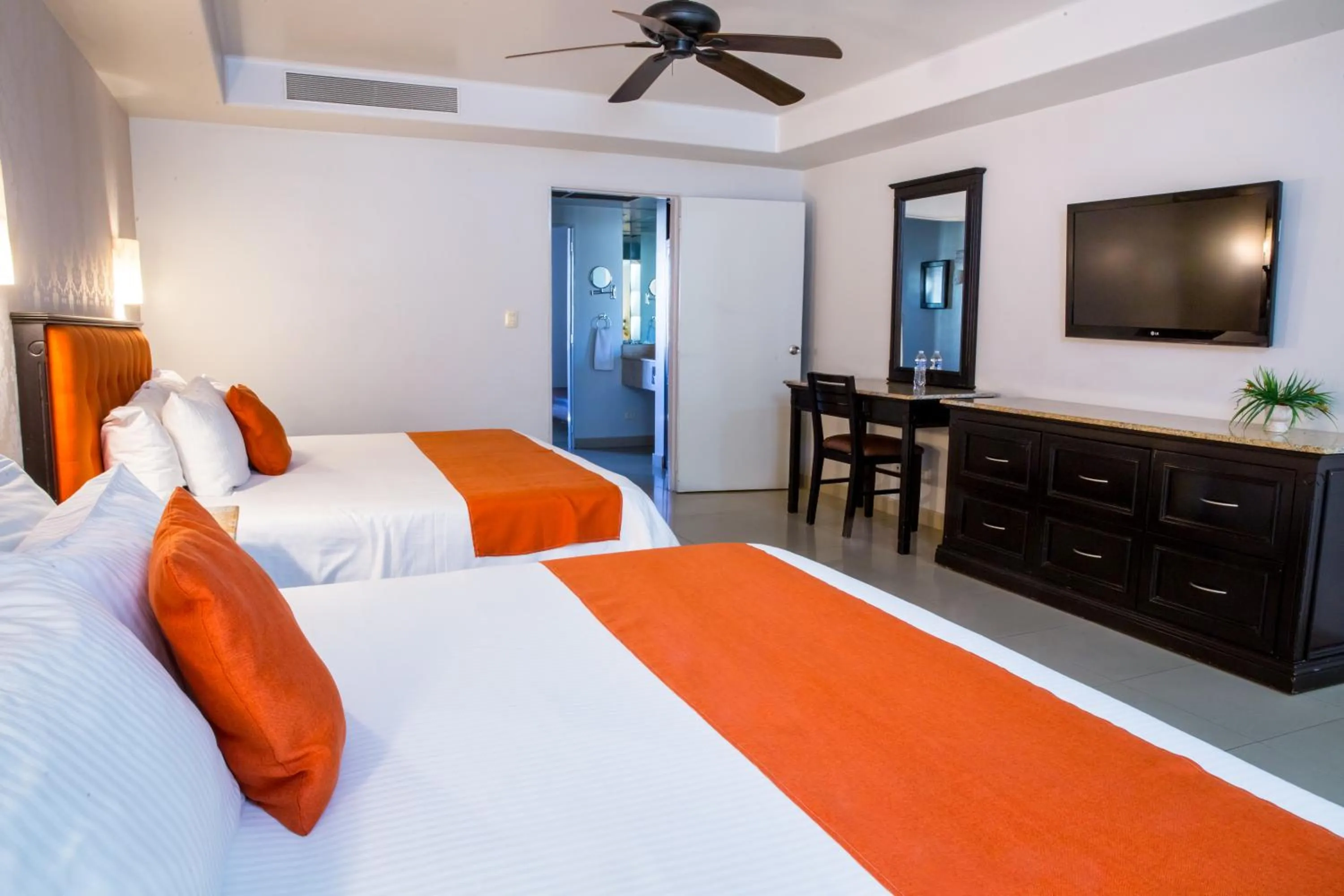 Communal lounge/ TV room, Bed in Hotel Santorian