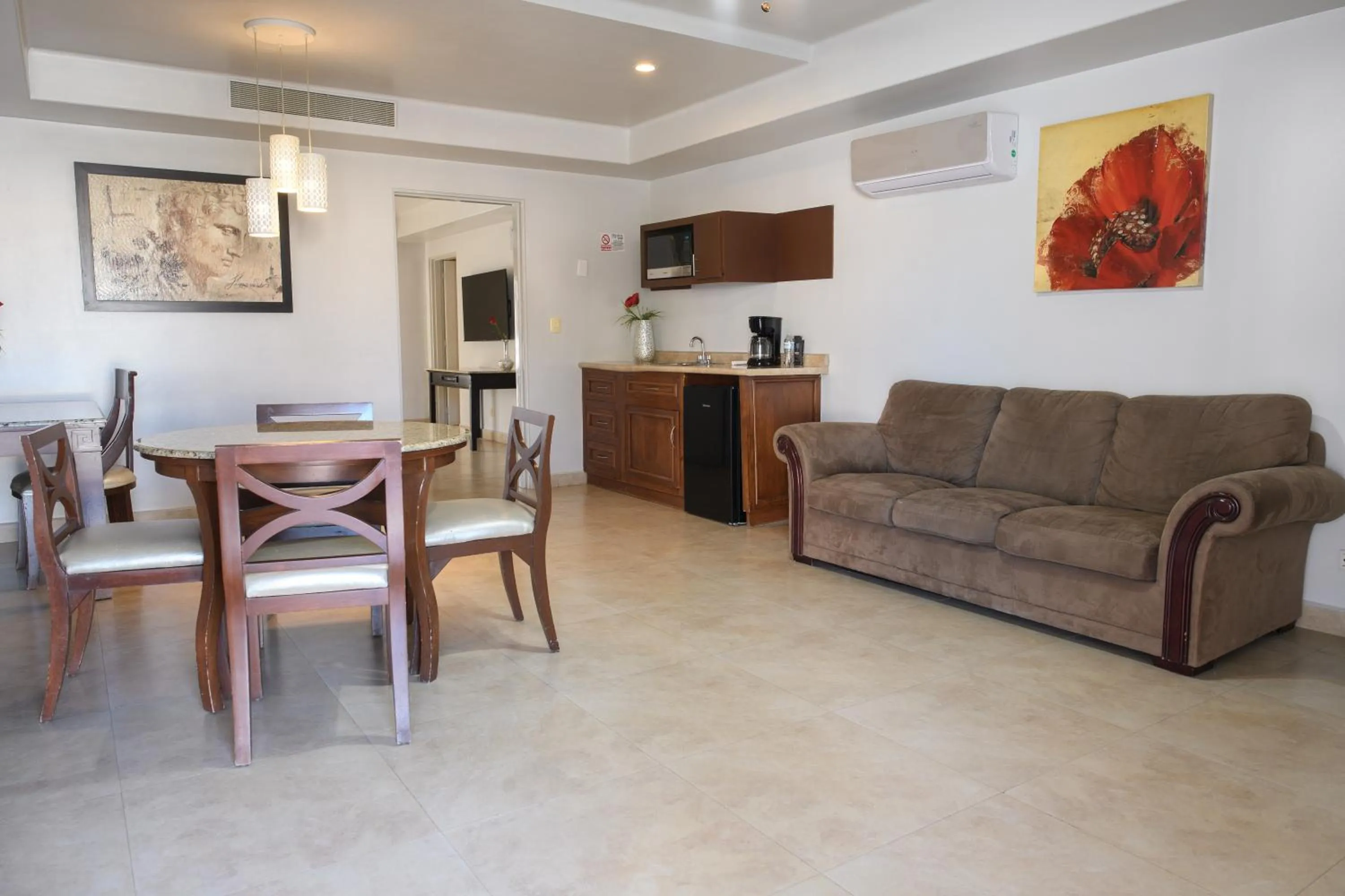 Kitchen or kitchenette in Hotel Santorian