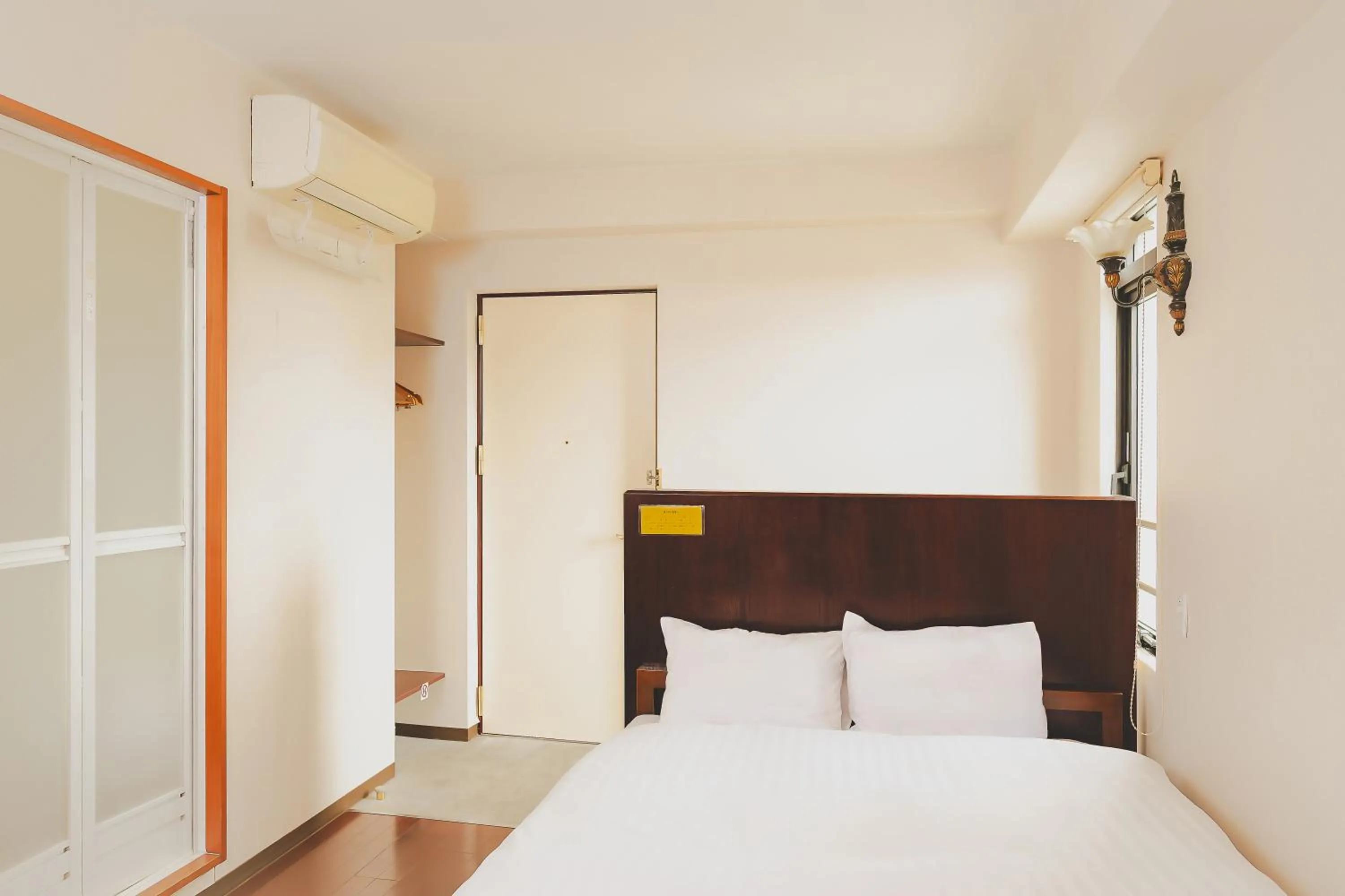 Photo of the whole room, Bed in Van Cort Landt Hotel