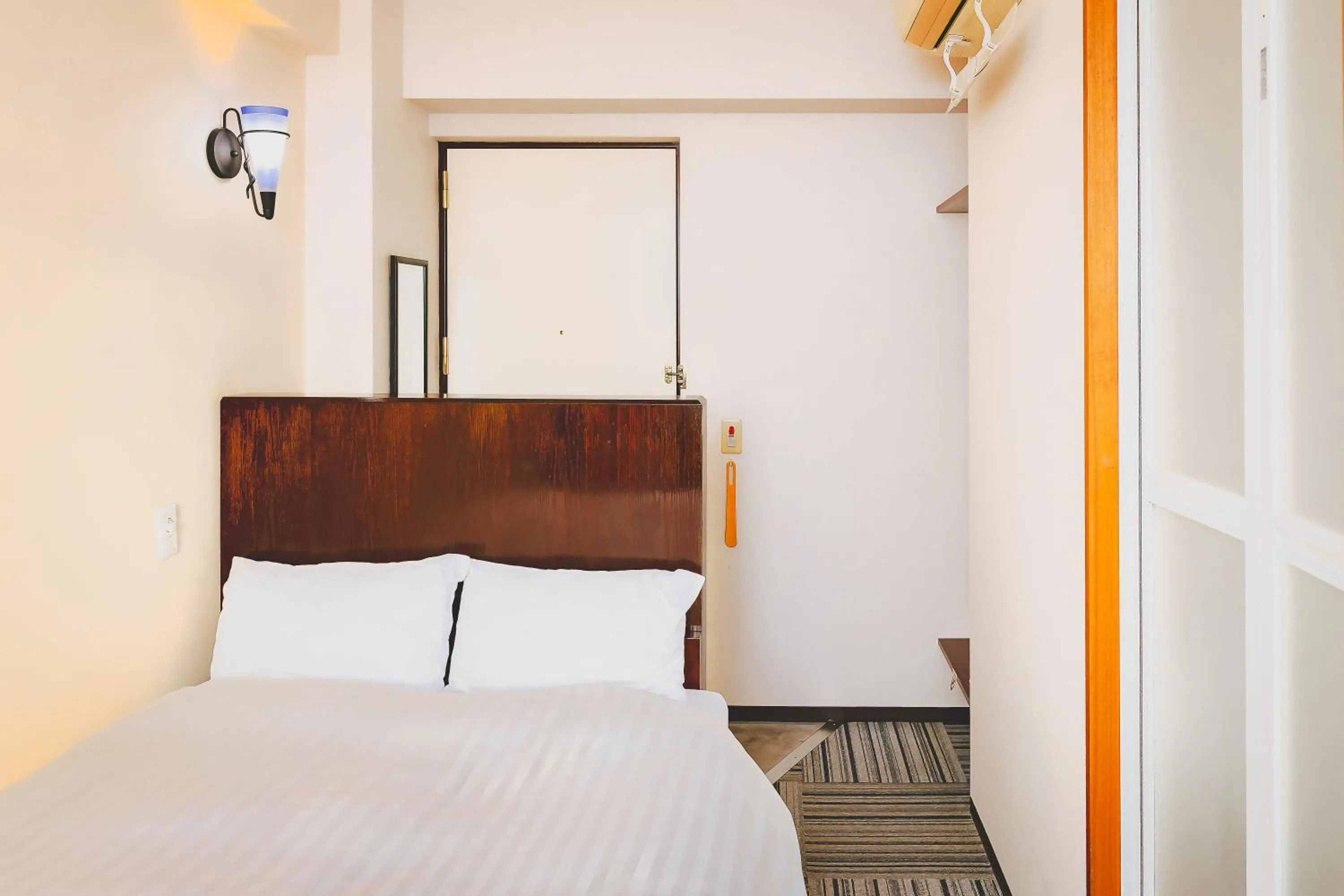 Photo of the whole room, Bed in Van Cort Landt Hotel