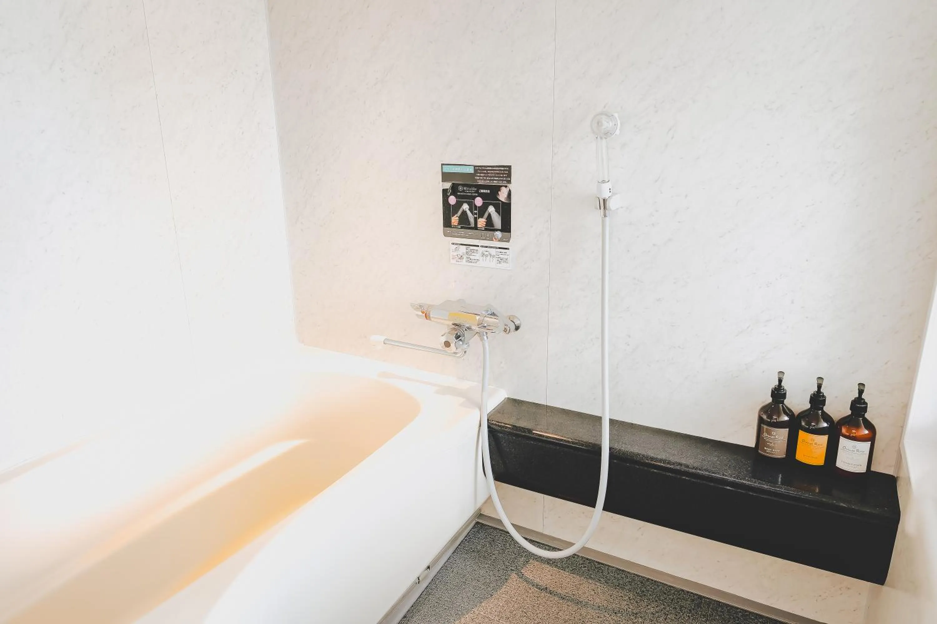 Bathroom in Van Cort Landt Hotel